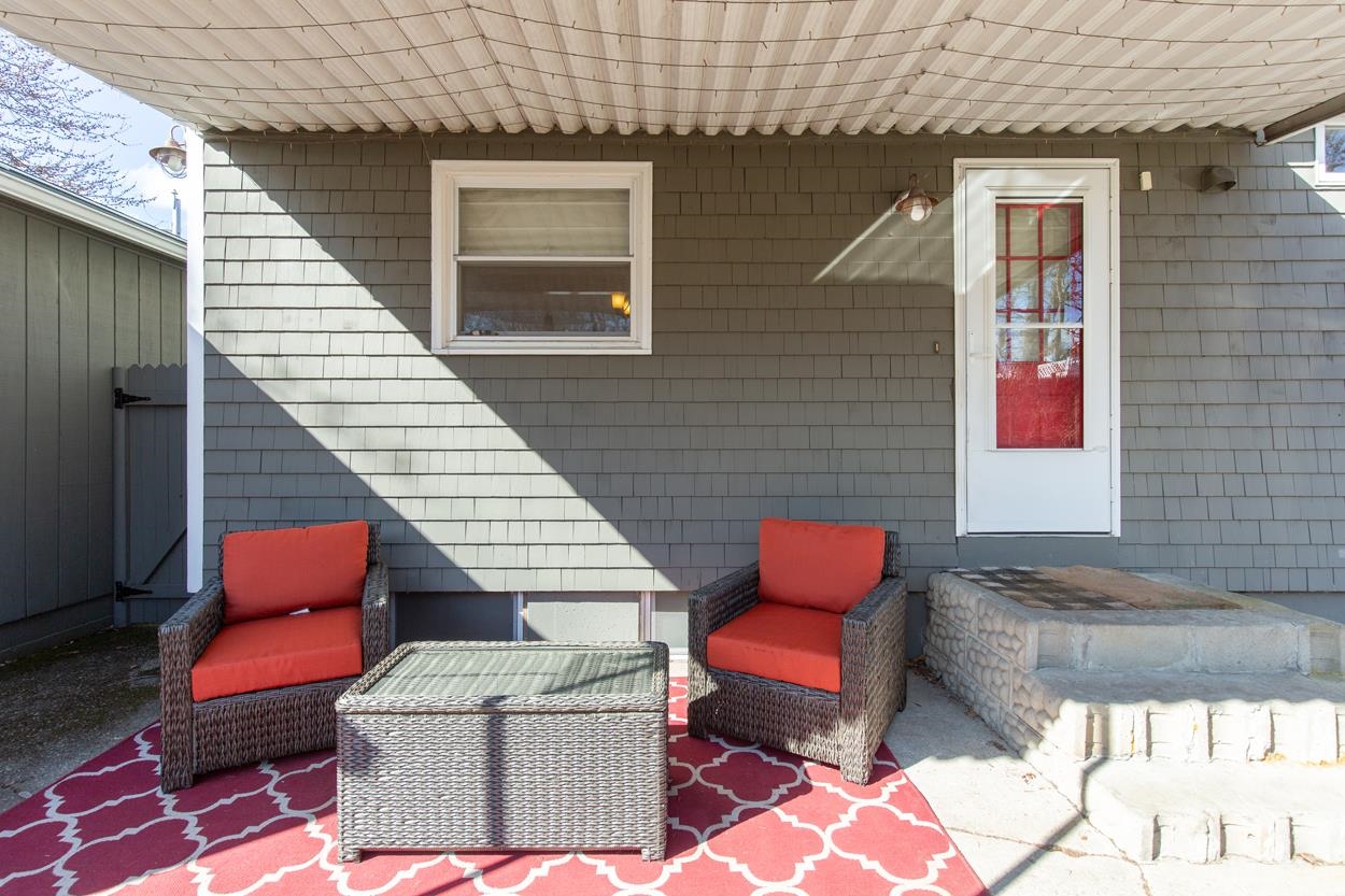 Awesome covered patio 25011026