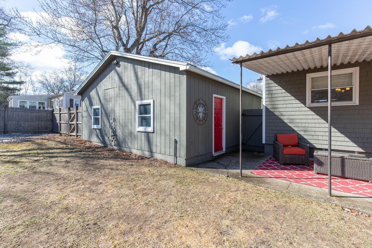 Deatched Garage has acess to back kitchen door 25011040