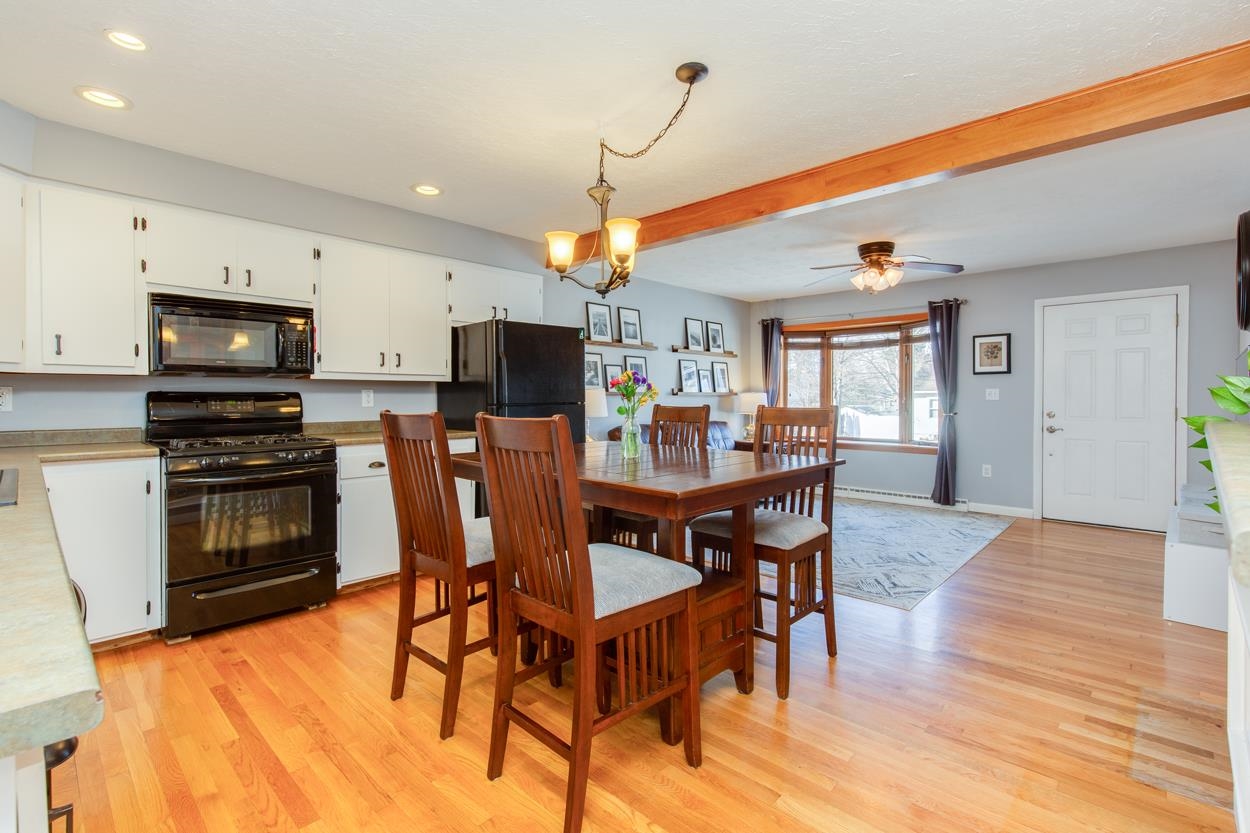 Bright Open Kitchen 25010962