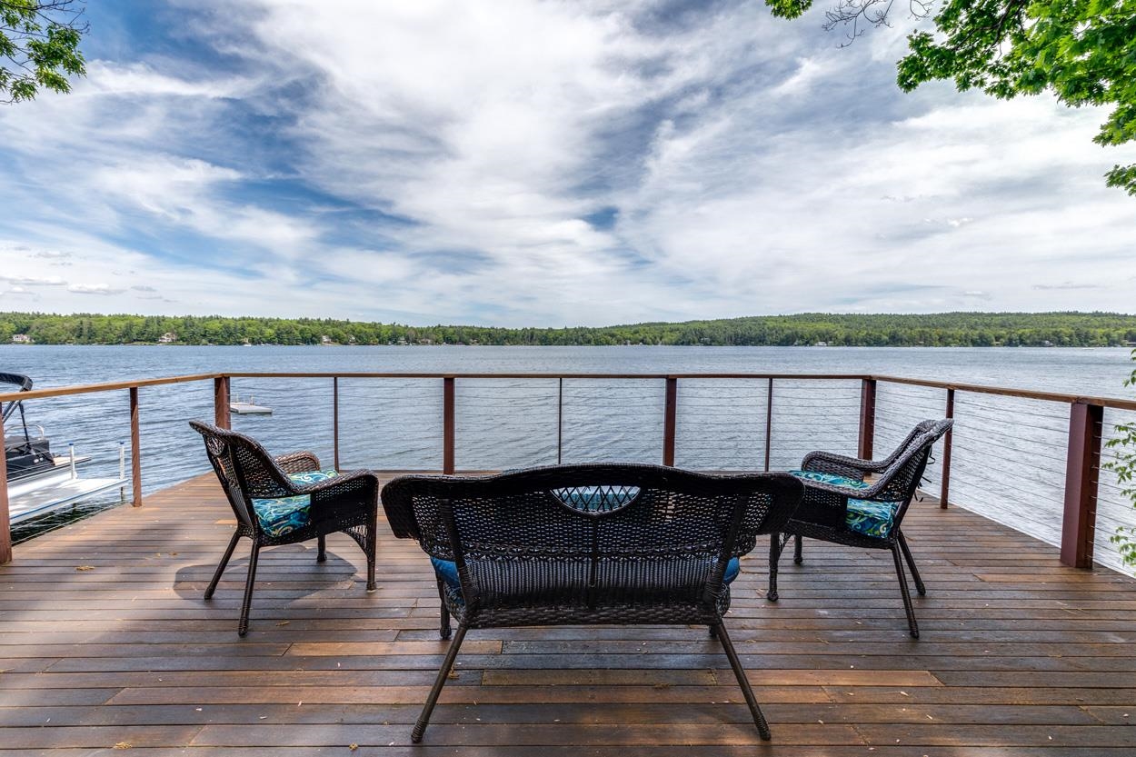 2 Charlie Ln, Deerfield, NH 03037