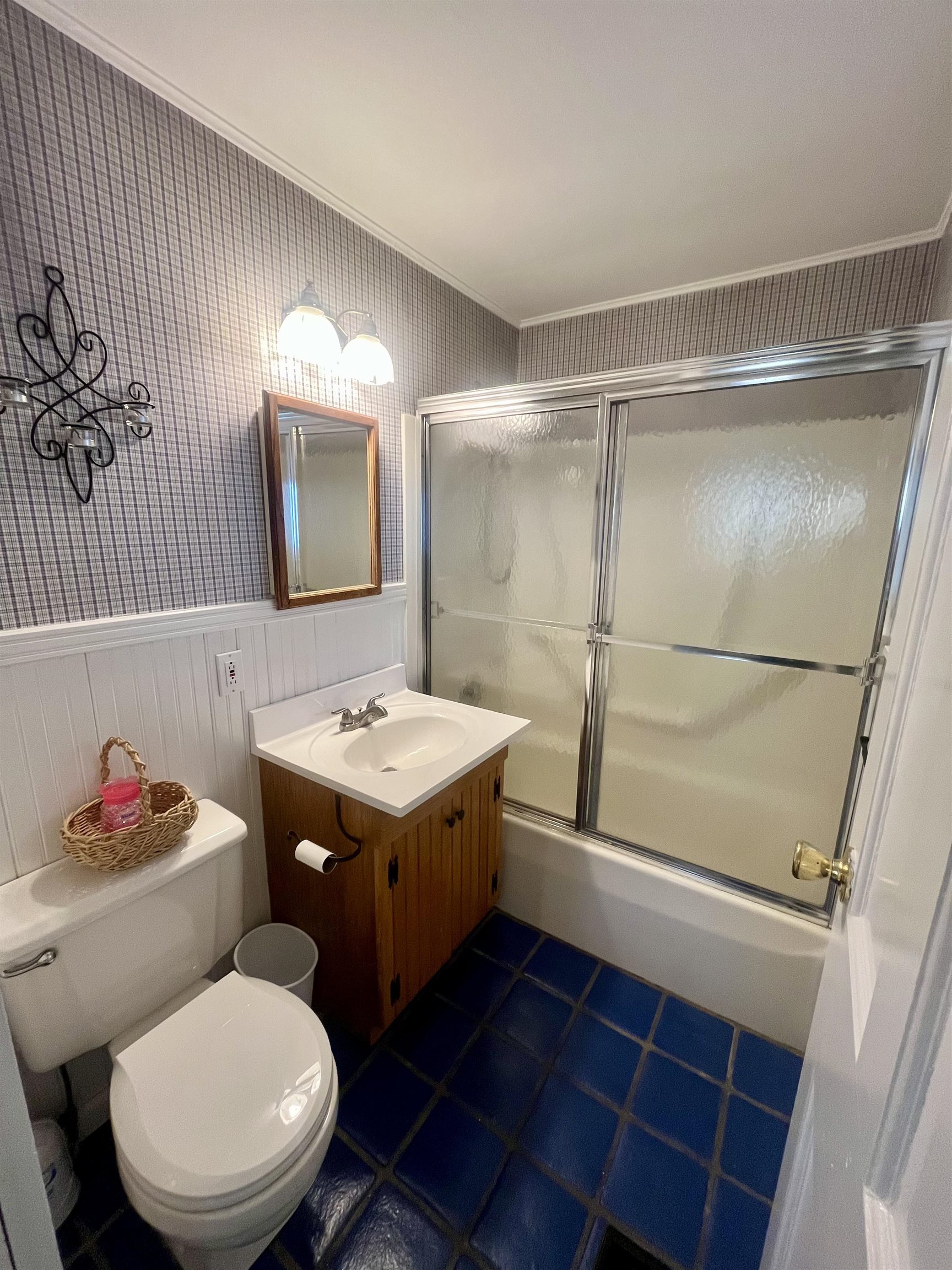 Full bathroom on 1st floor