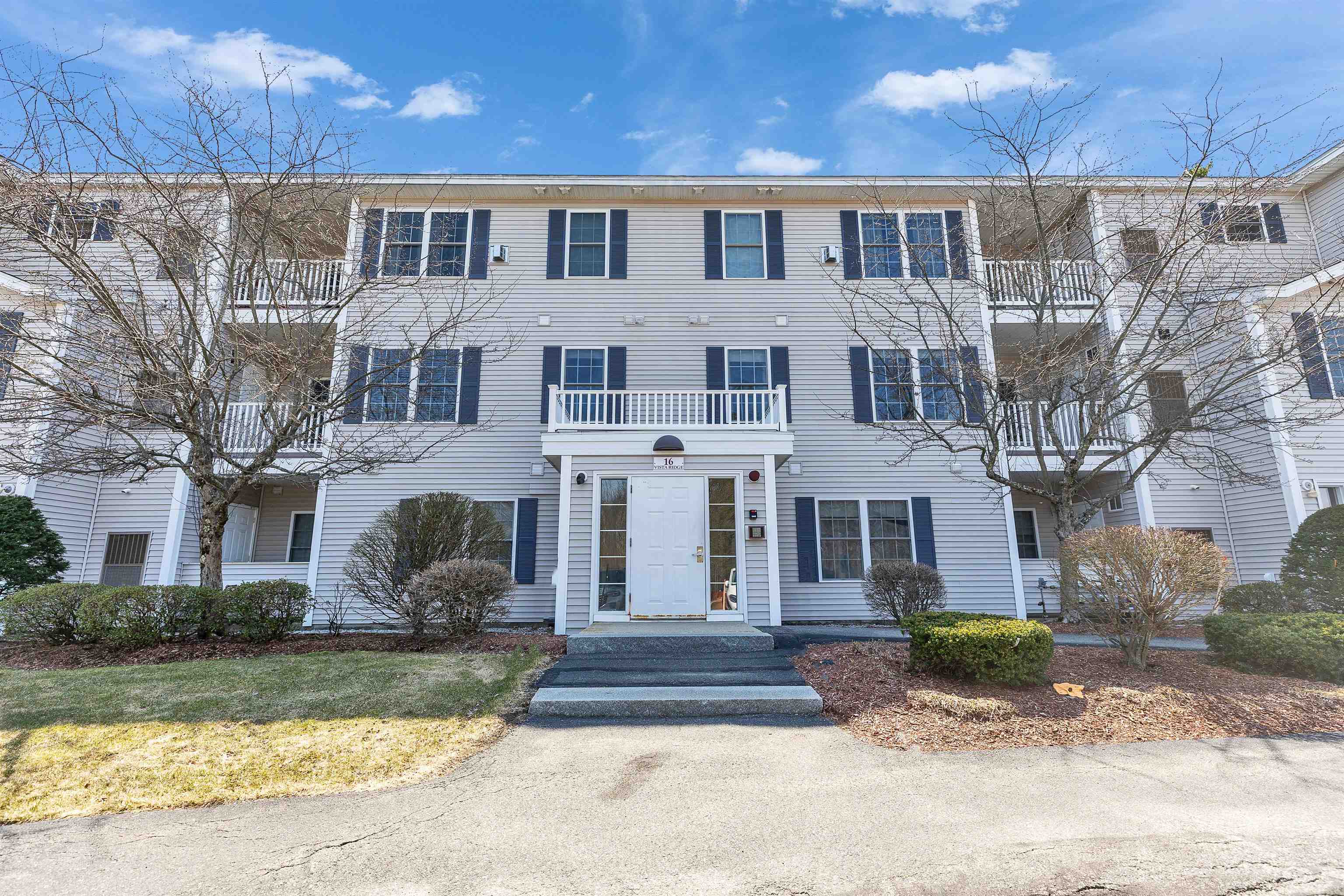 16 Vista Ridge Dr, Londonderry, NH 03053