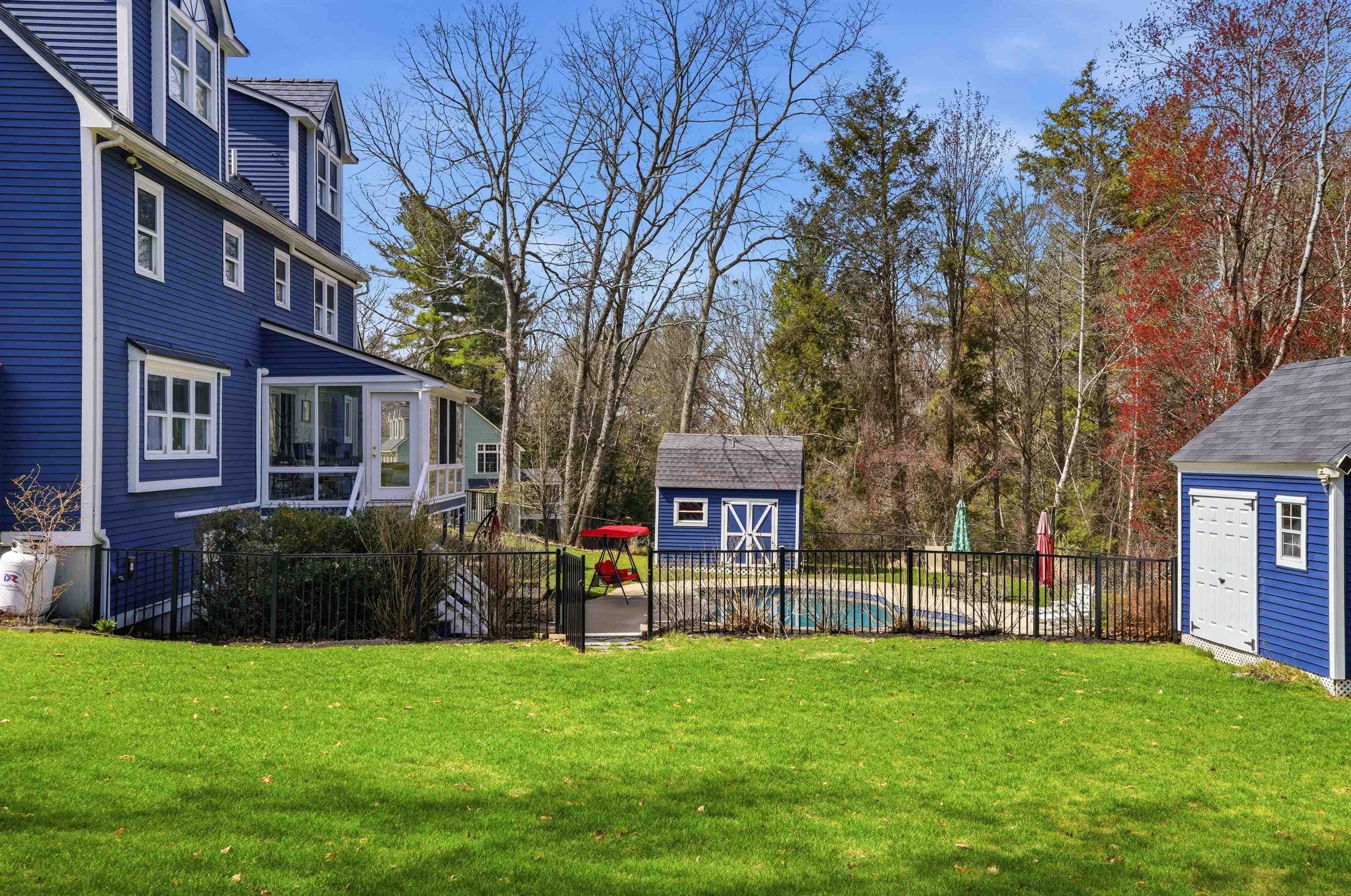 67 Forest St, Londonderry, NH 03053