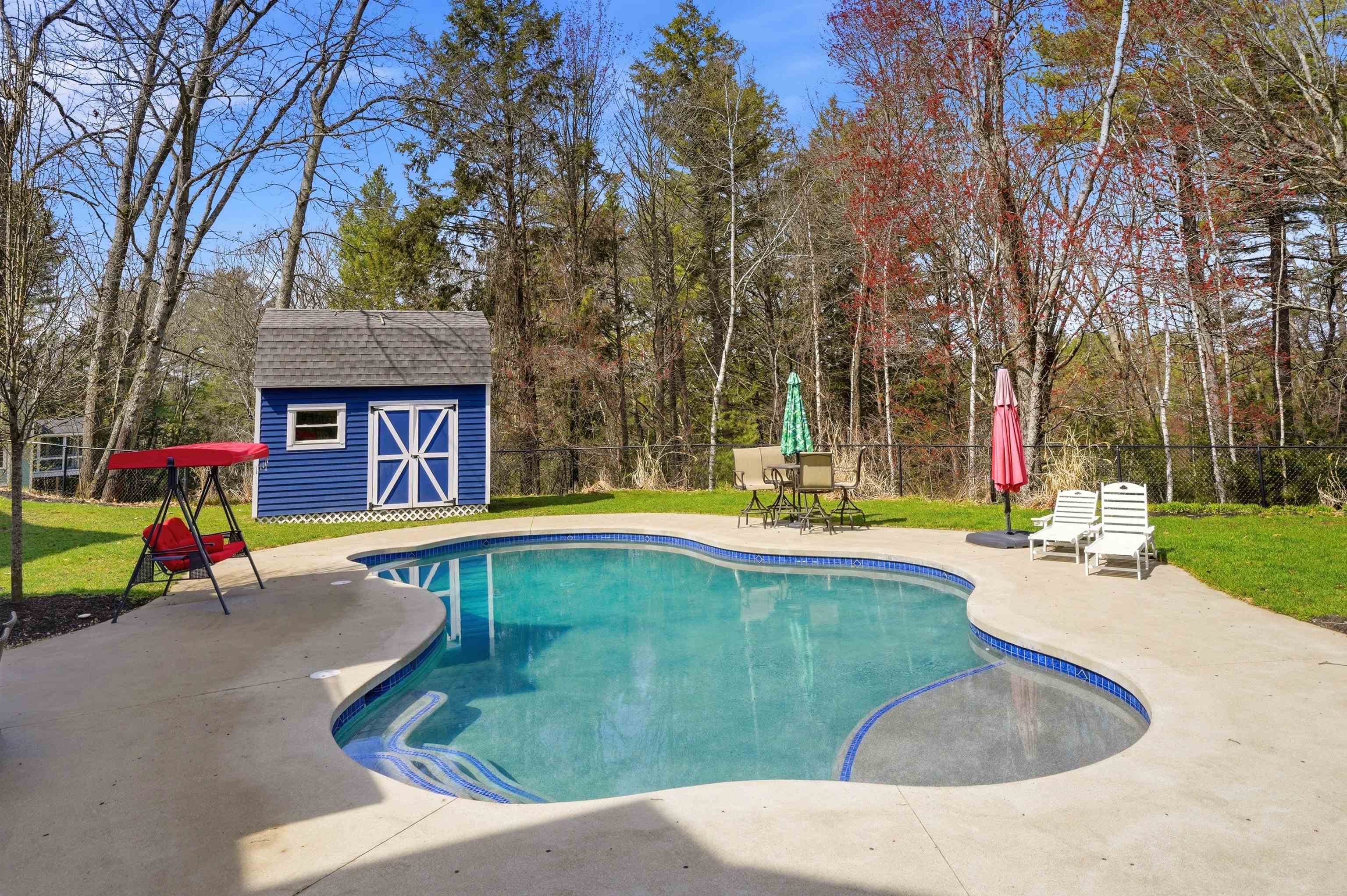 67 Forest St, Londonderry, NH 03053