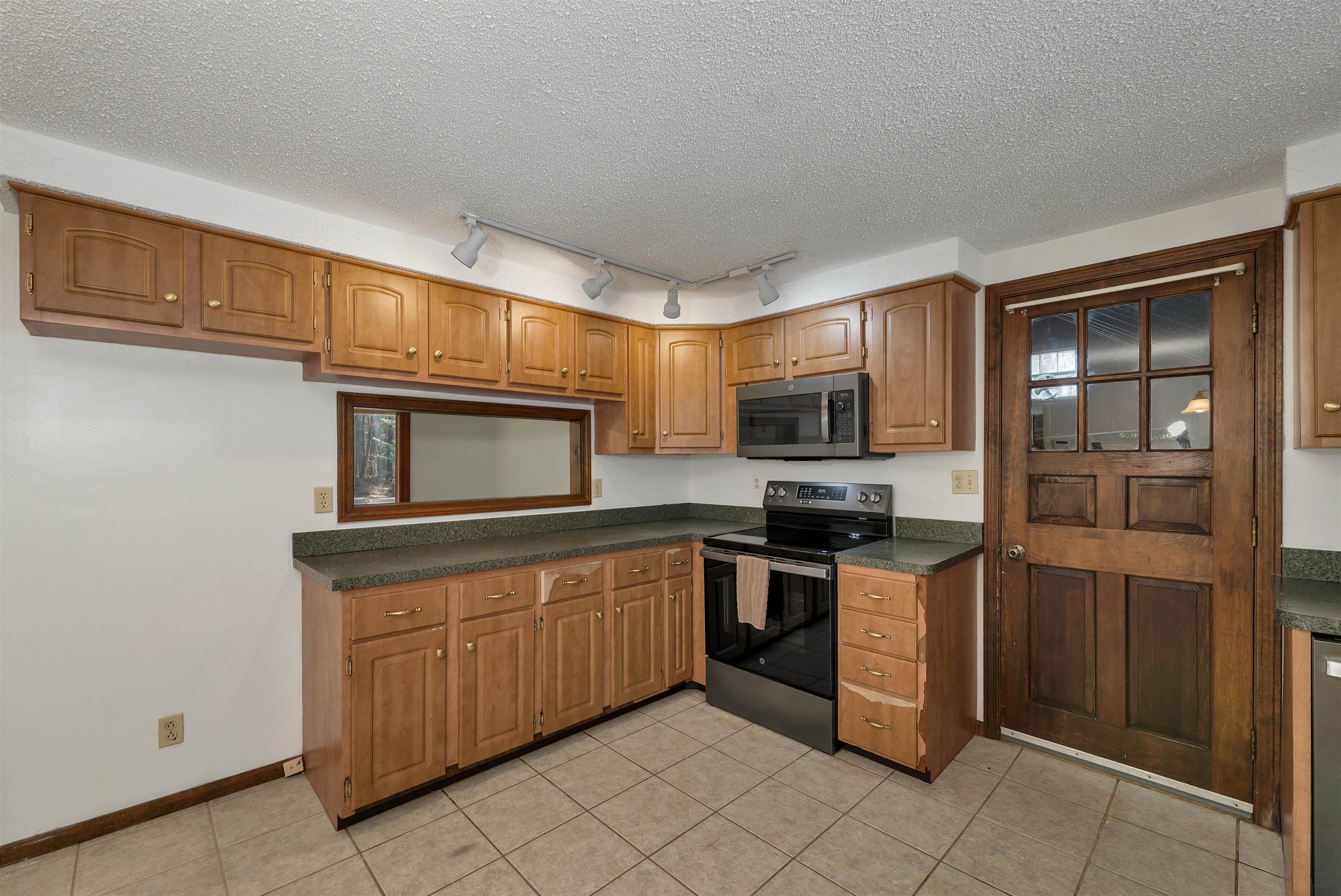 4 Schoolhouse Rd, Amherst, NH 03031