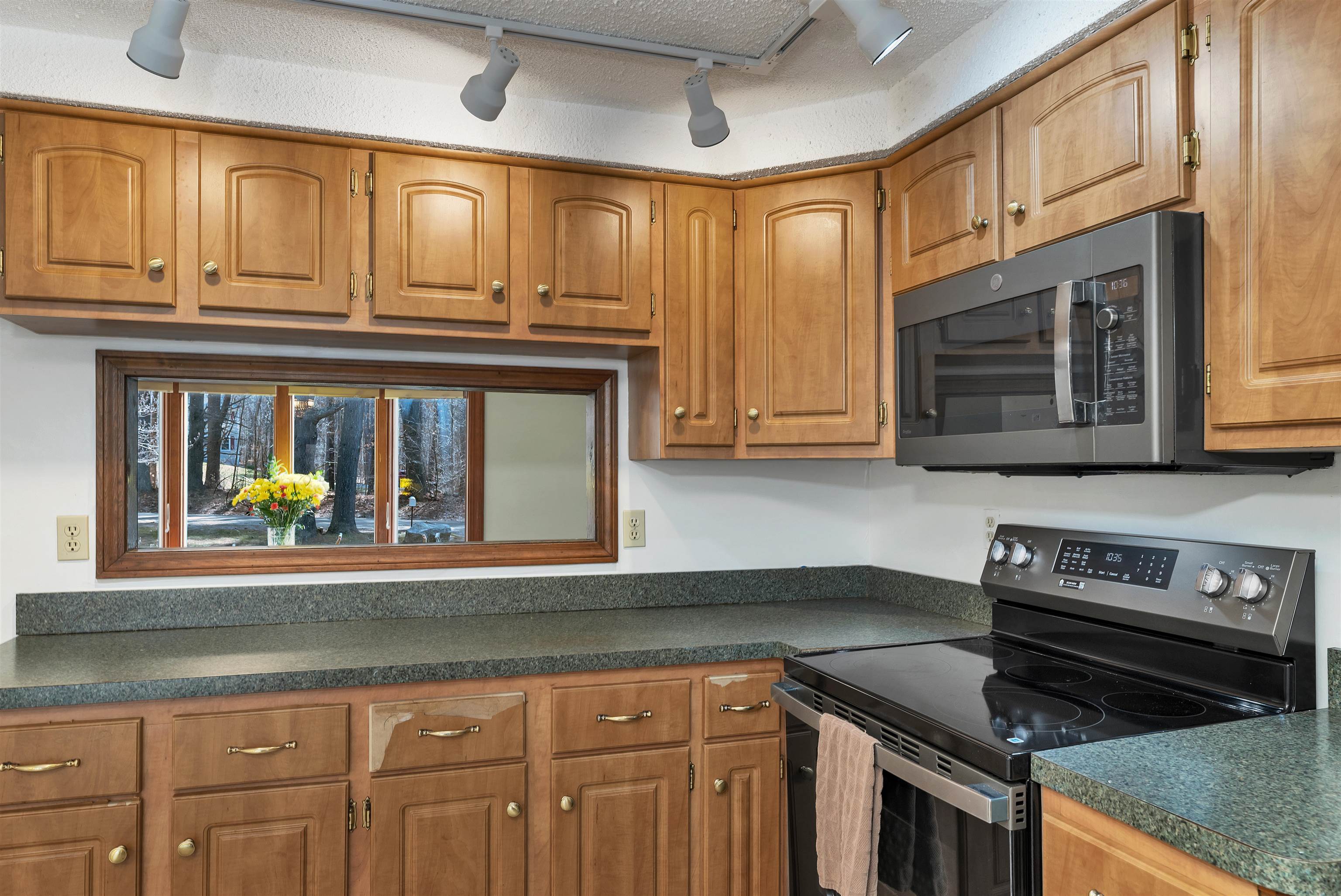 4 Schoolhouse Rd, Amherst, NH 03031