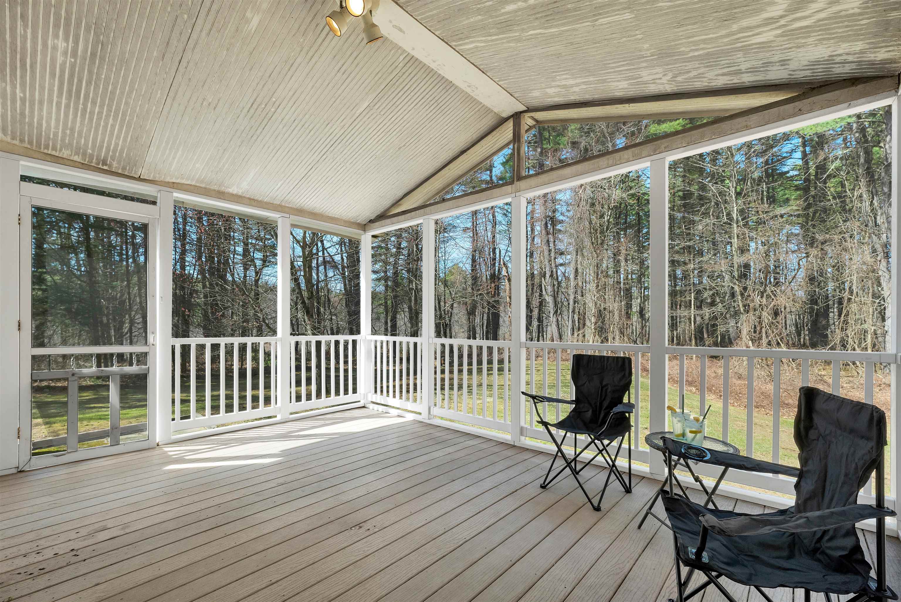 4 Schoolhouse Rd, Amherst, NH 03031