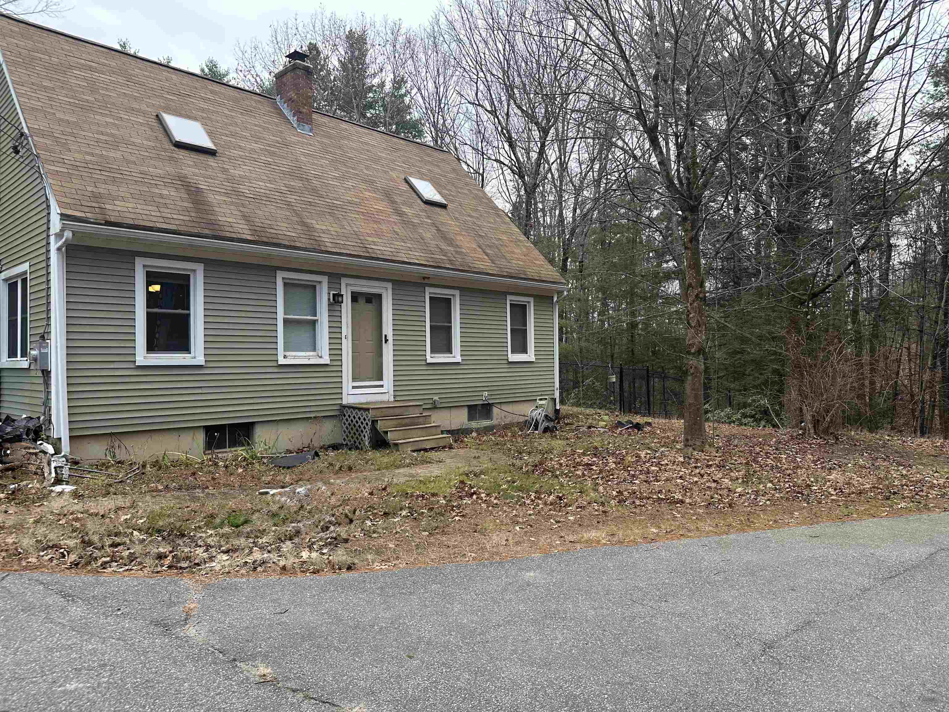 61 Beaver Pond Rd, Weare, NH 03281-5801