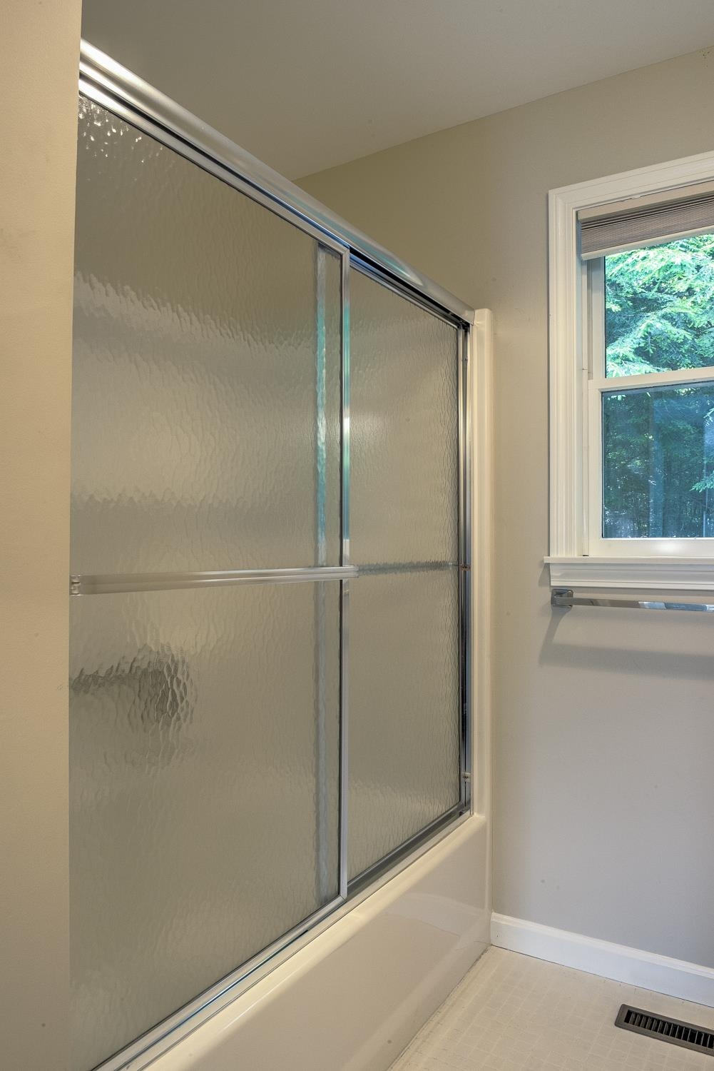 First Floor Tub & Shower