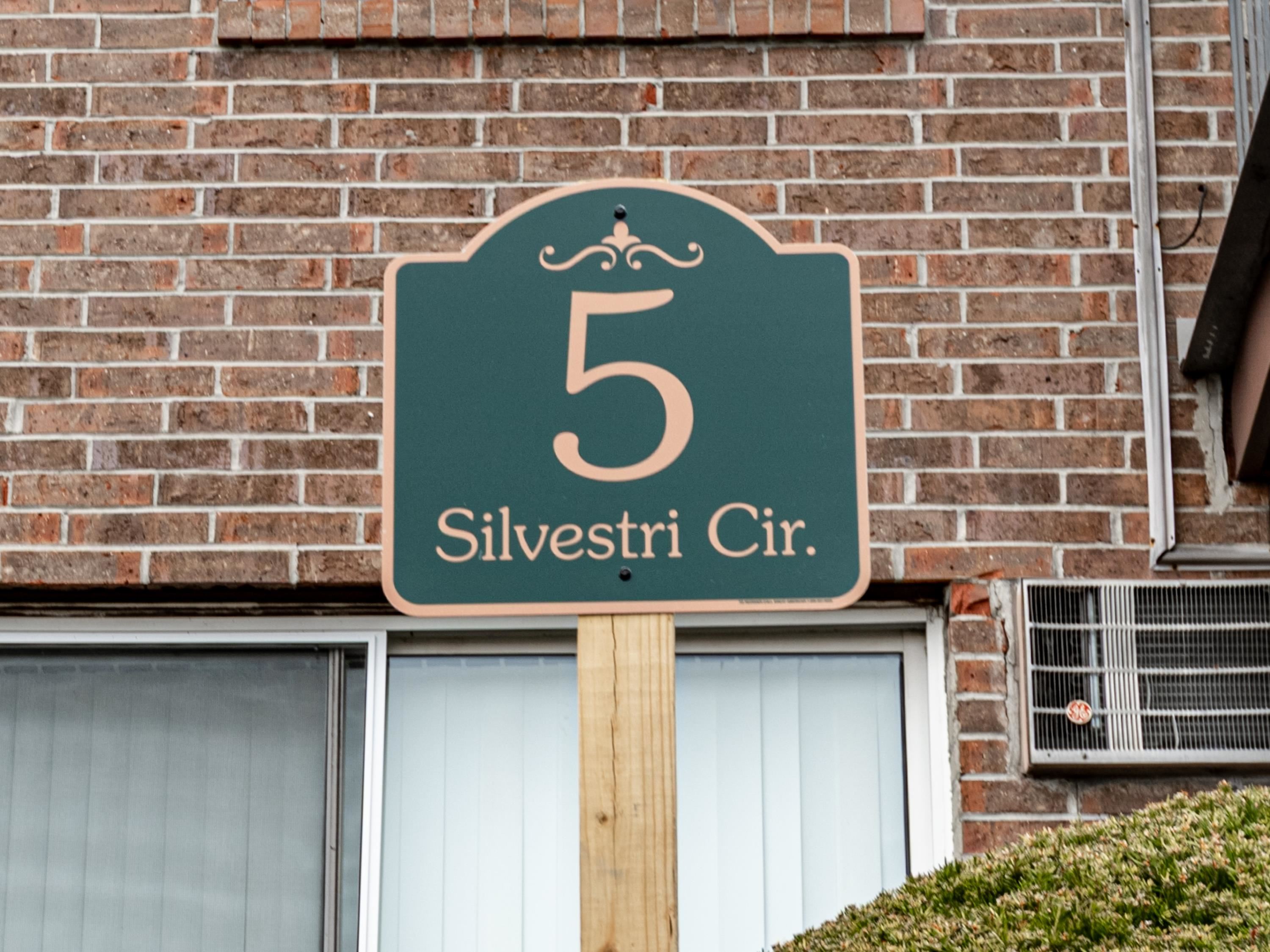 5 Silvestri Cir, Derry, NH 03038