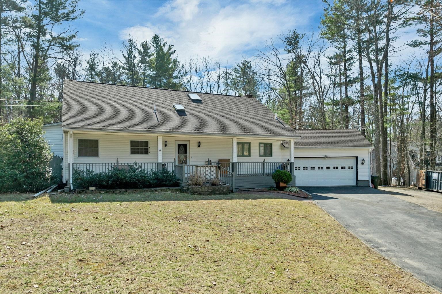 3 Lancaster Dr, Londonderry, NH 03053