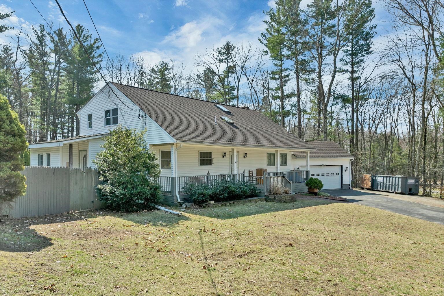 3 Lancaster Dr, Londonderry, NH 03053