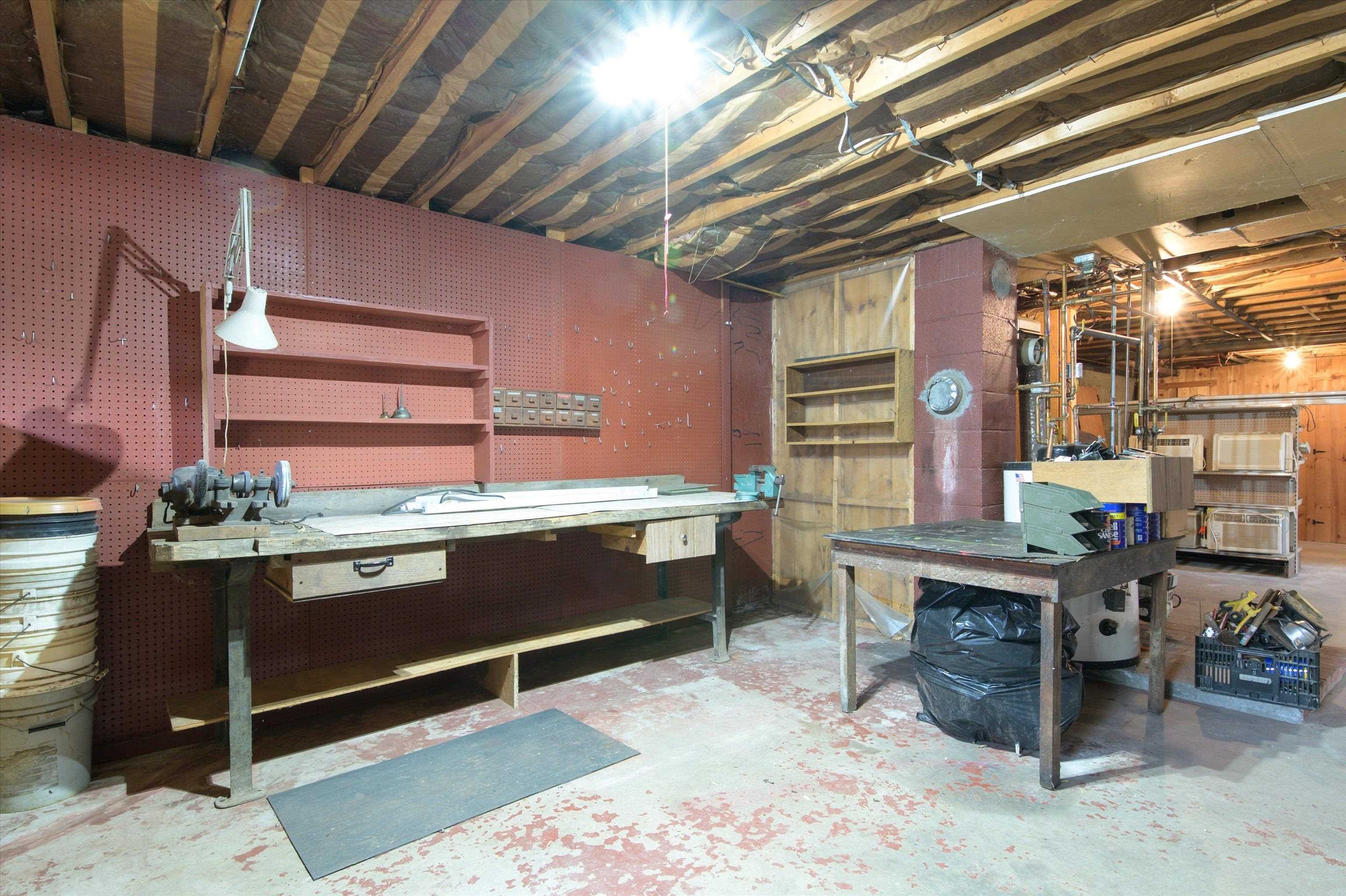 Basement Shop 25046377