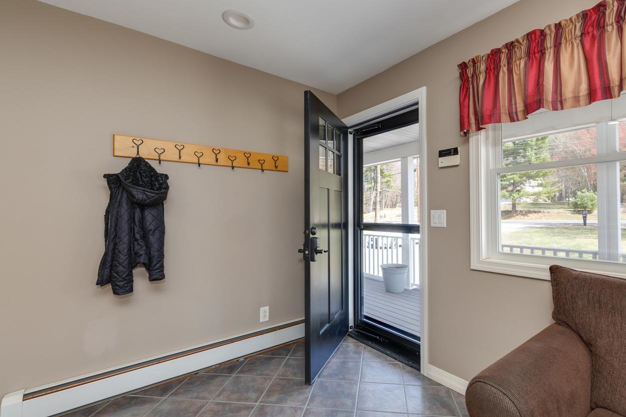 131 High Range Rd, Londonderry, NH 03053