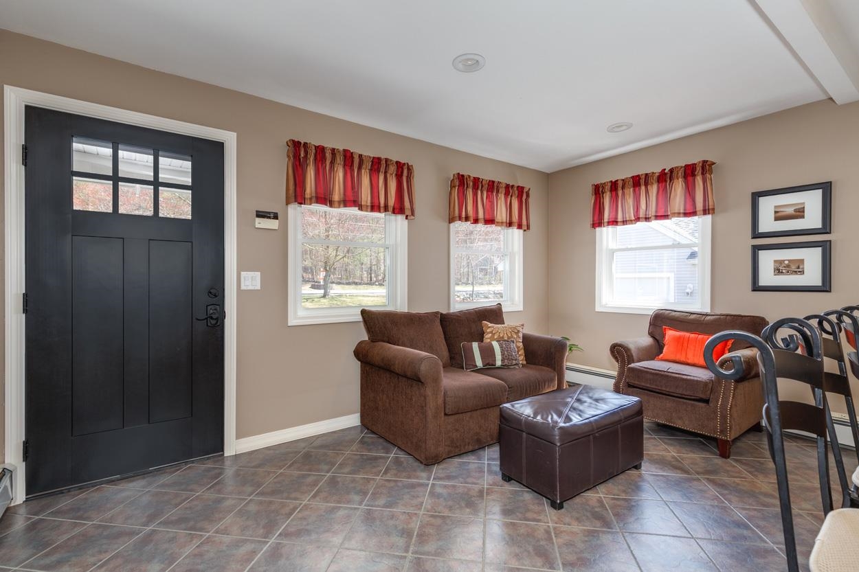 131 High Range Rd, Londonderry, NH 03053