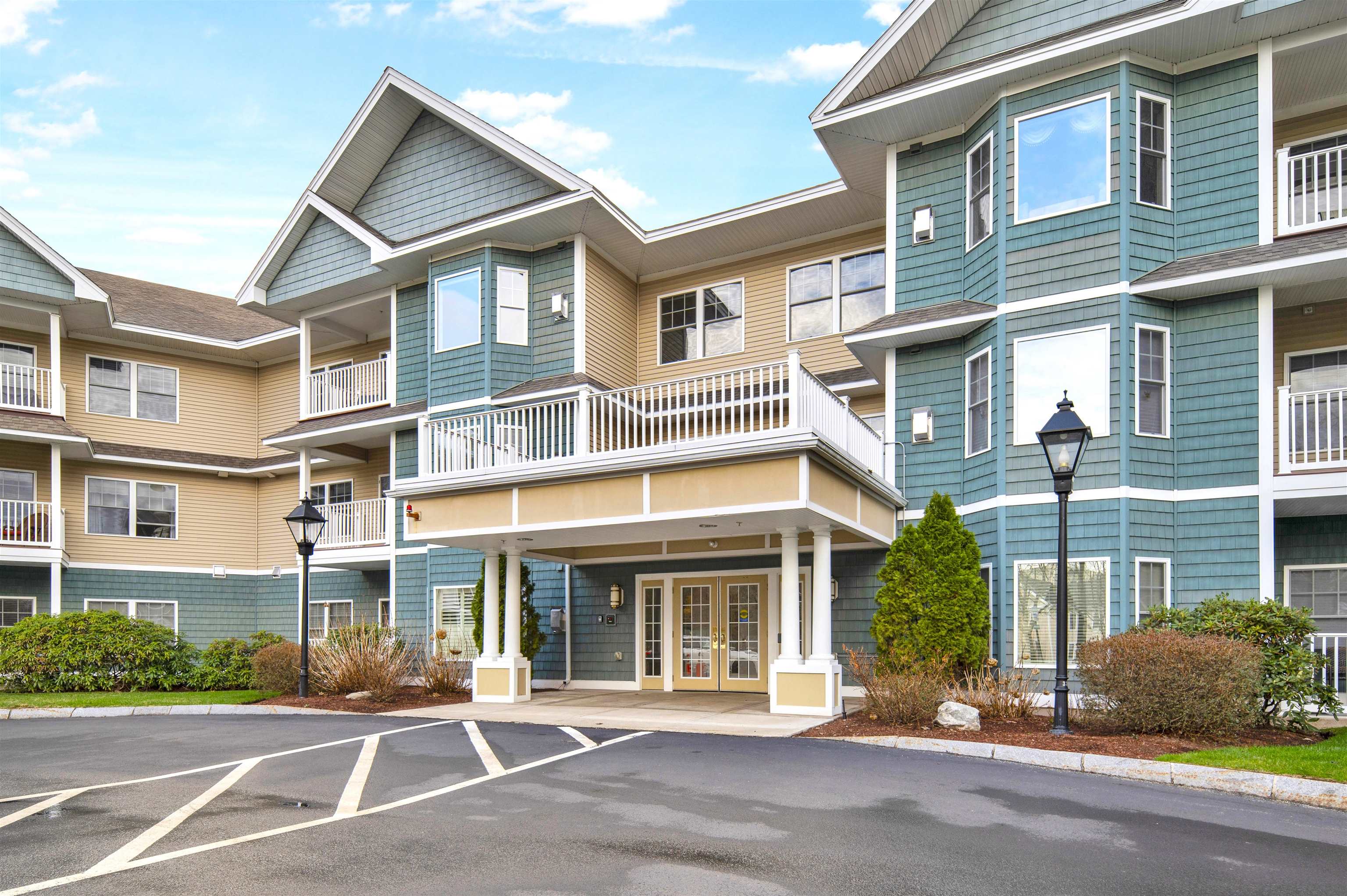 65 Hawthorne Dr, Bedford, NH 03110