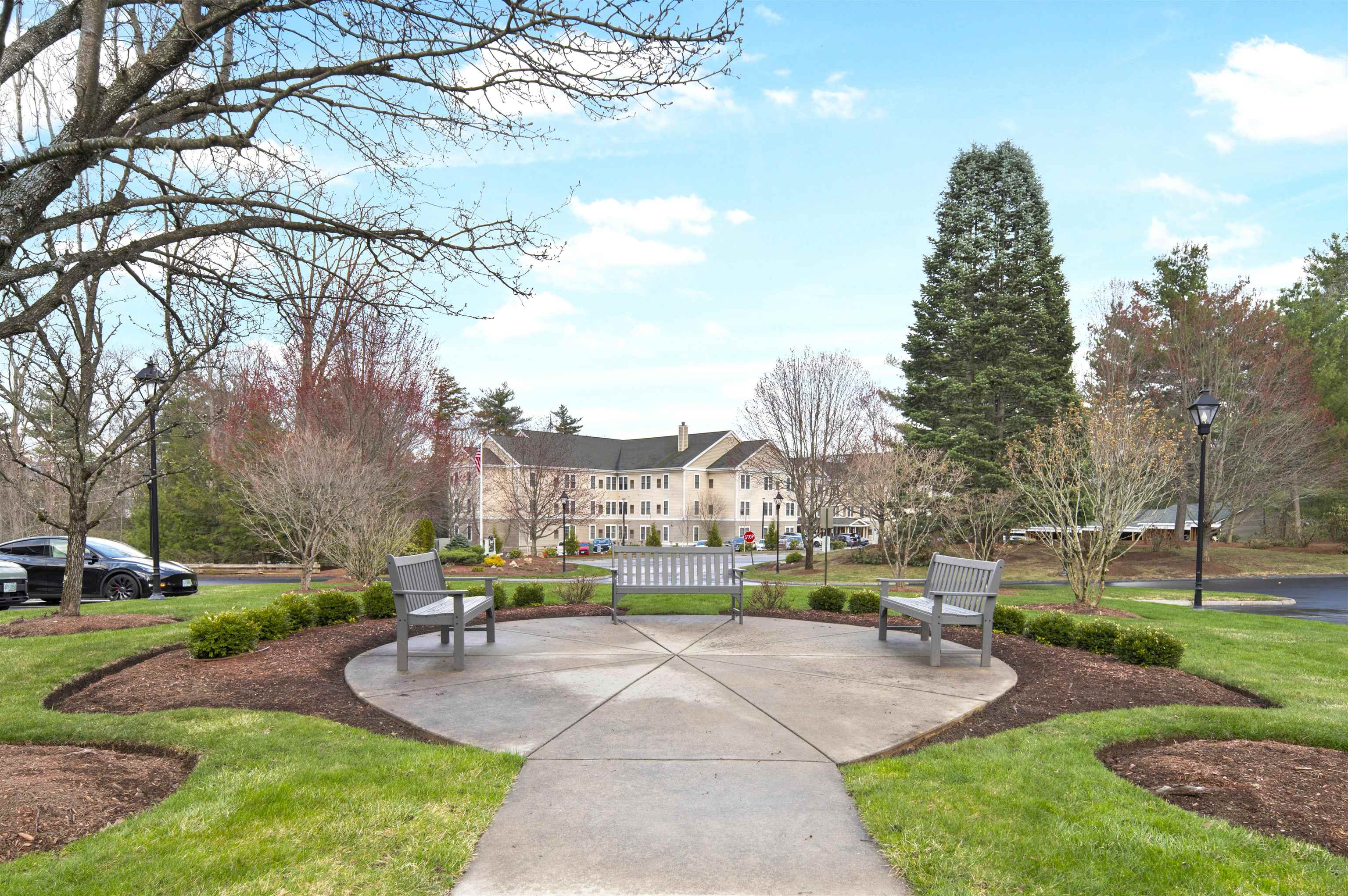 65 Hawthorne Dr, Bedford, NH 03110