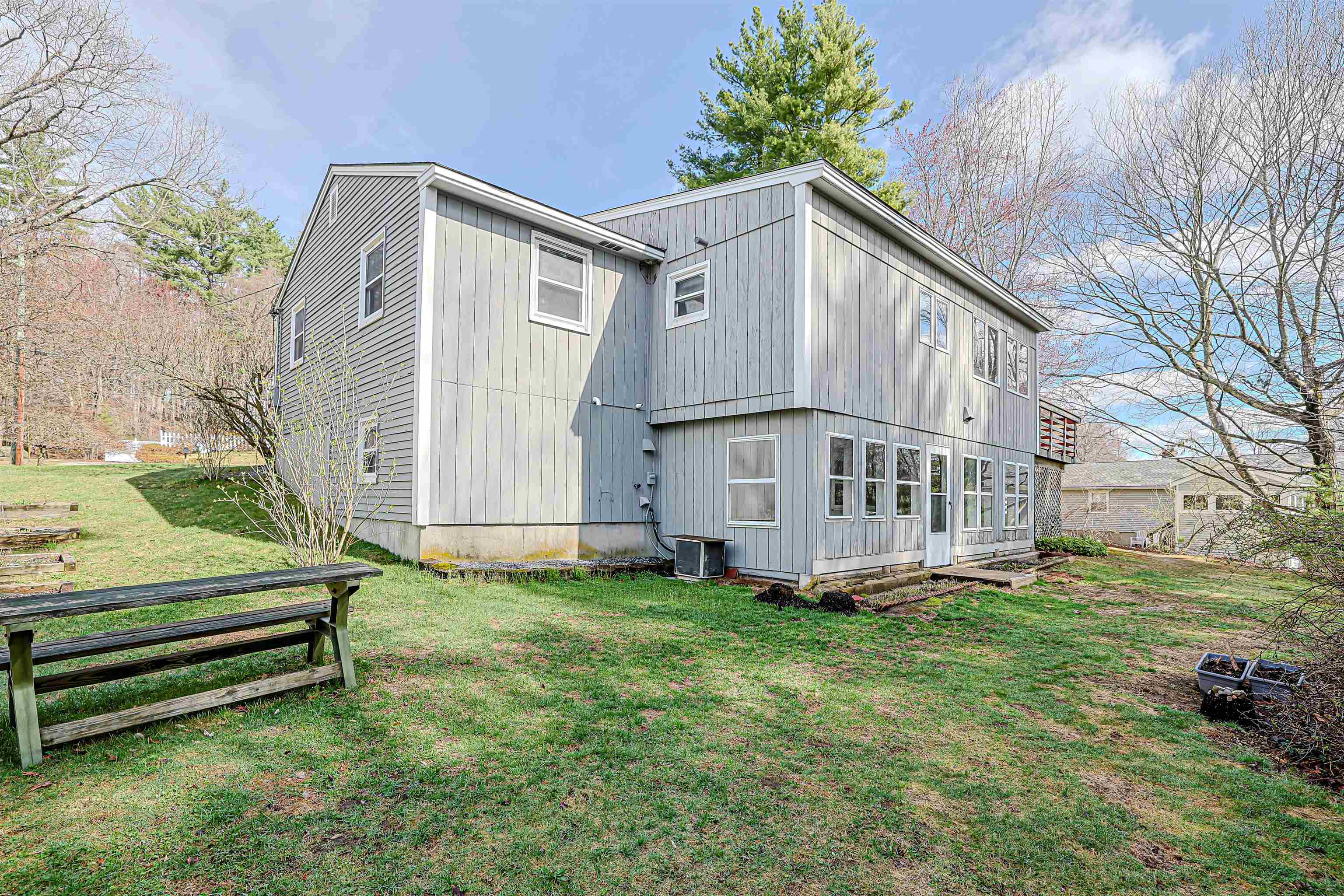 10 Westborn Dr, Merrimack, NH 03054