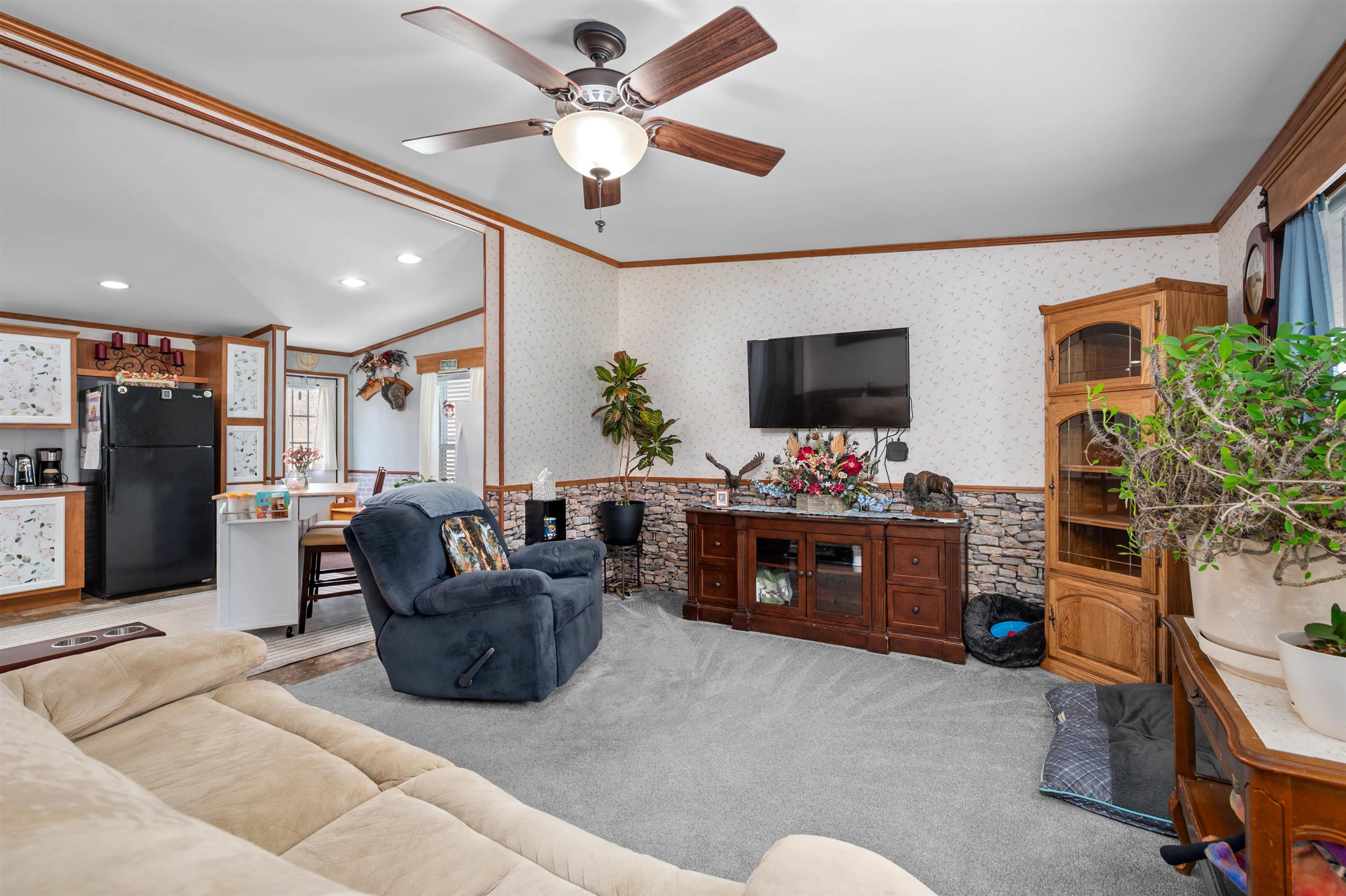 7 Lilac Ln, Pittsfield, NH 03263