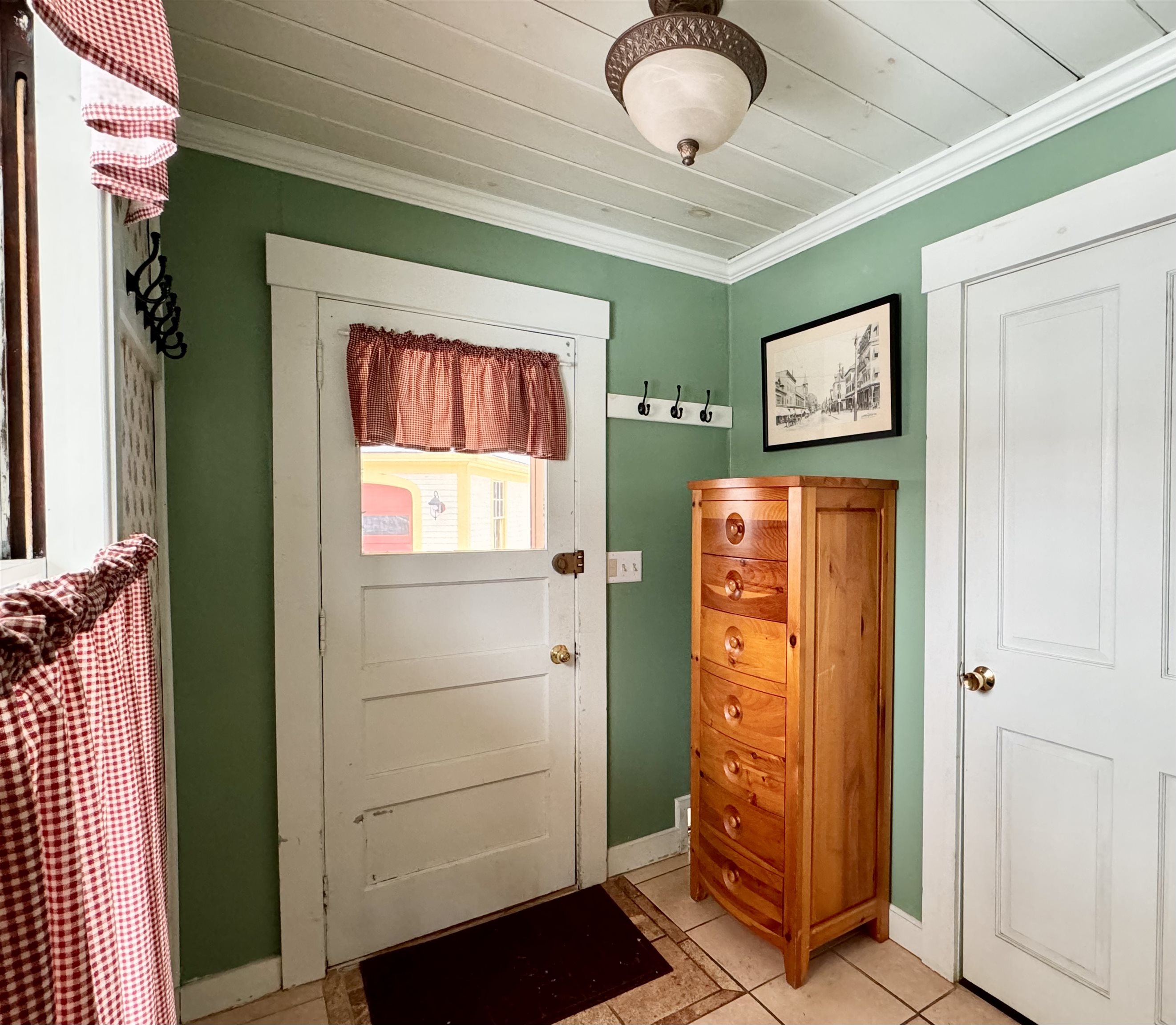 Entry through back porch 25032646