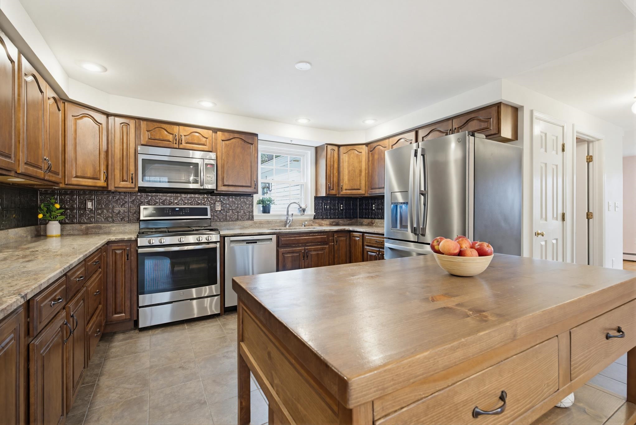 21 Little River Rd, Nottingham, NH 03290