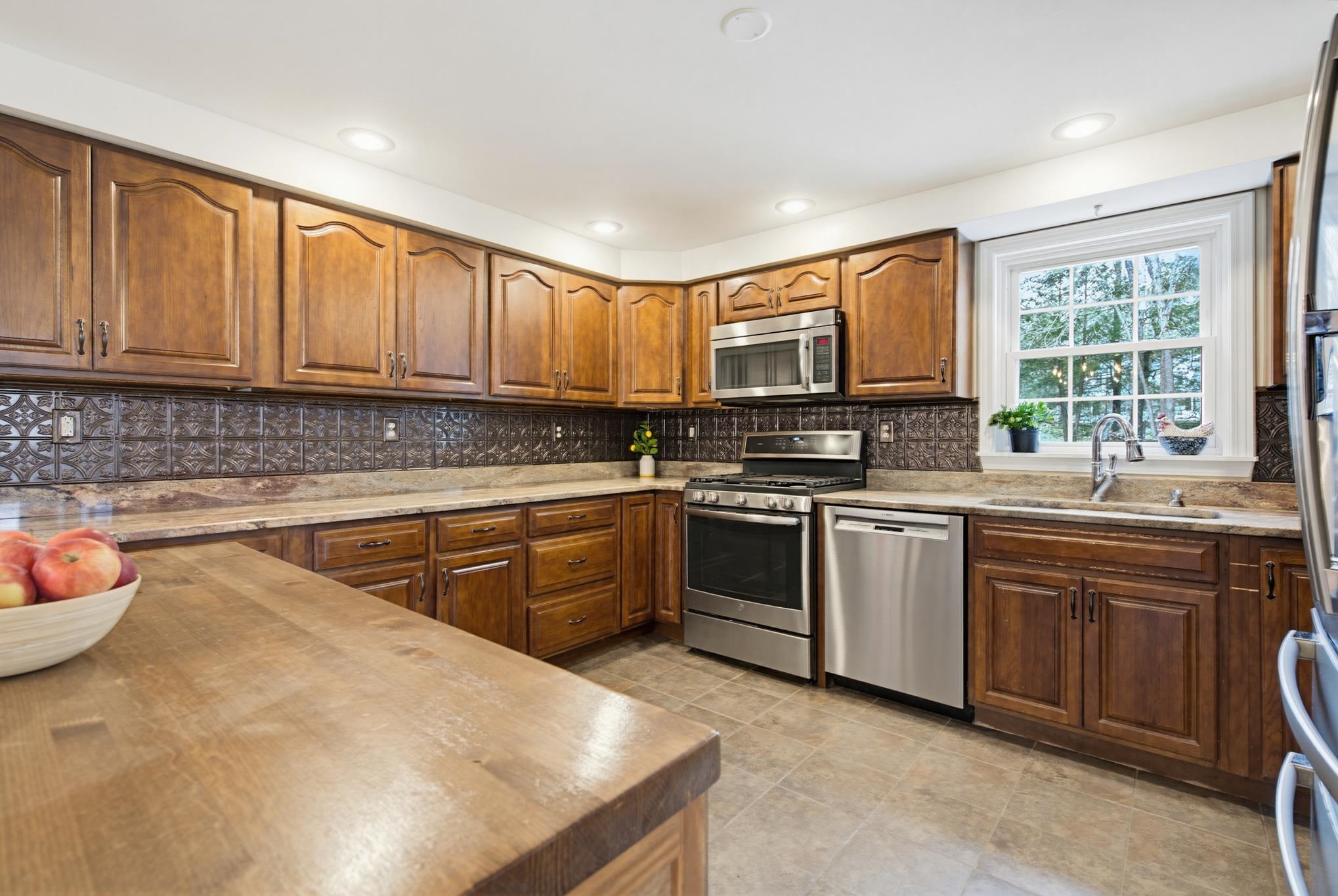 21 Little River Rd, Nottingham, NH 03290