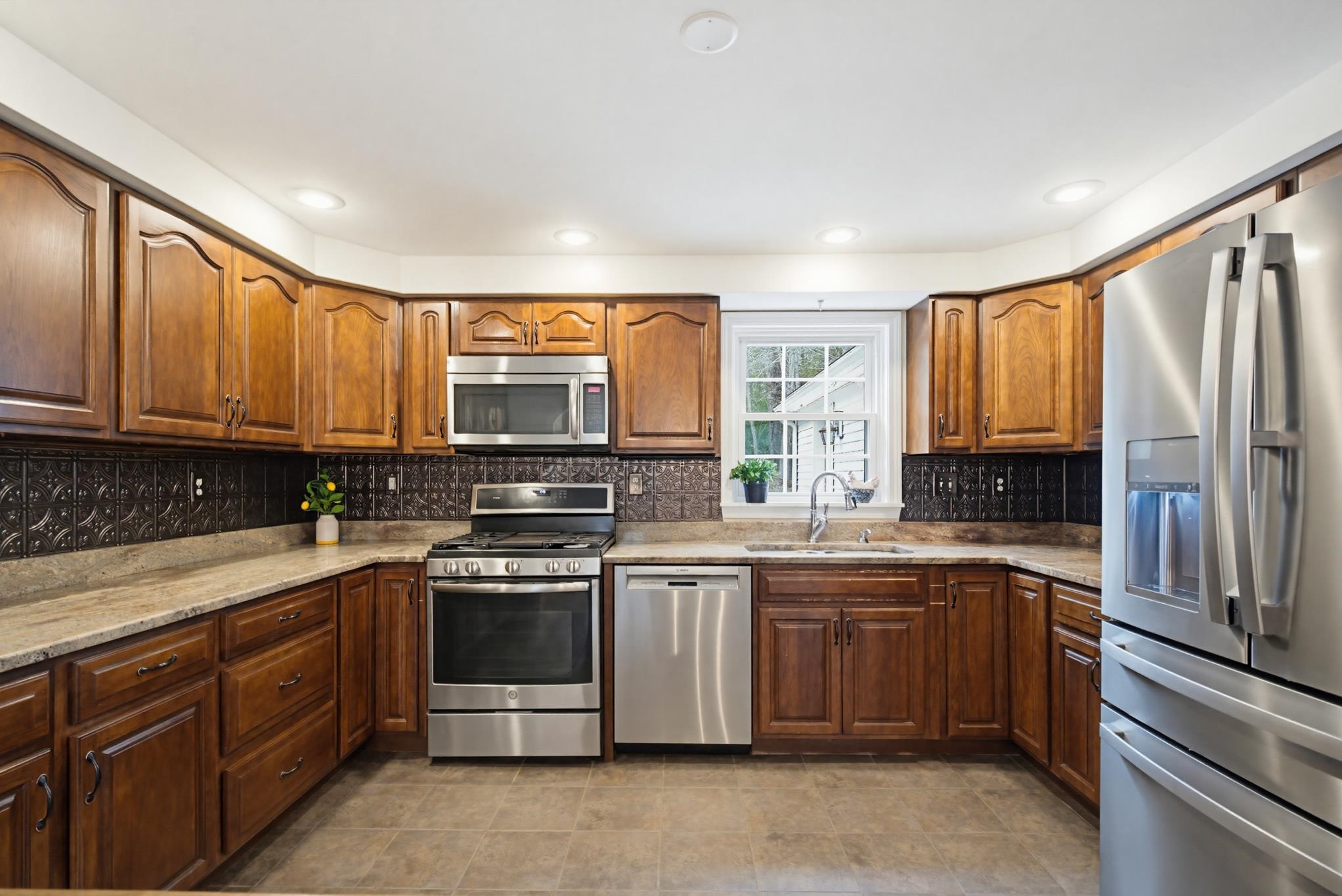 21 Little River Rd, Nottingham, NH 03290