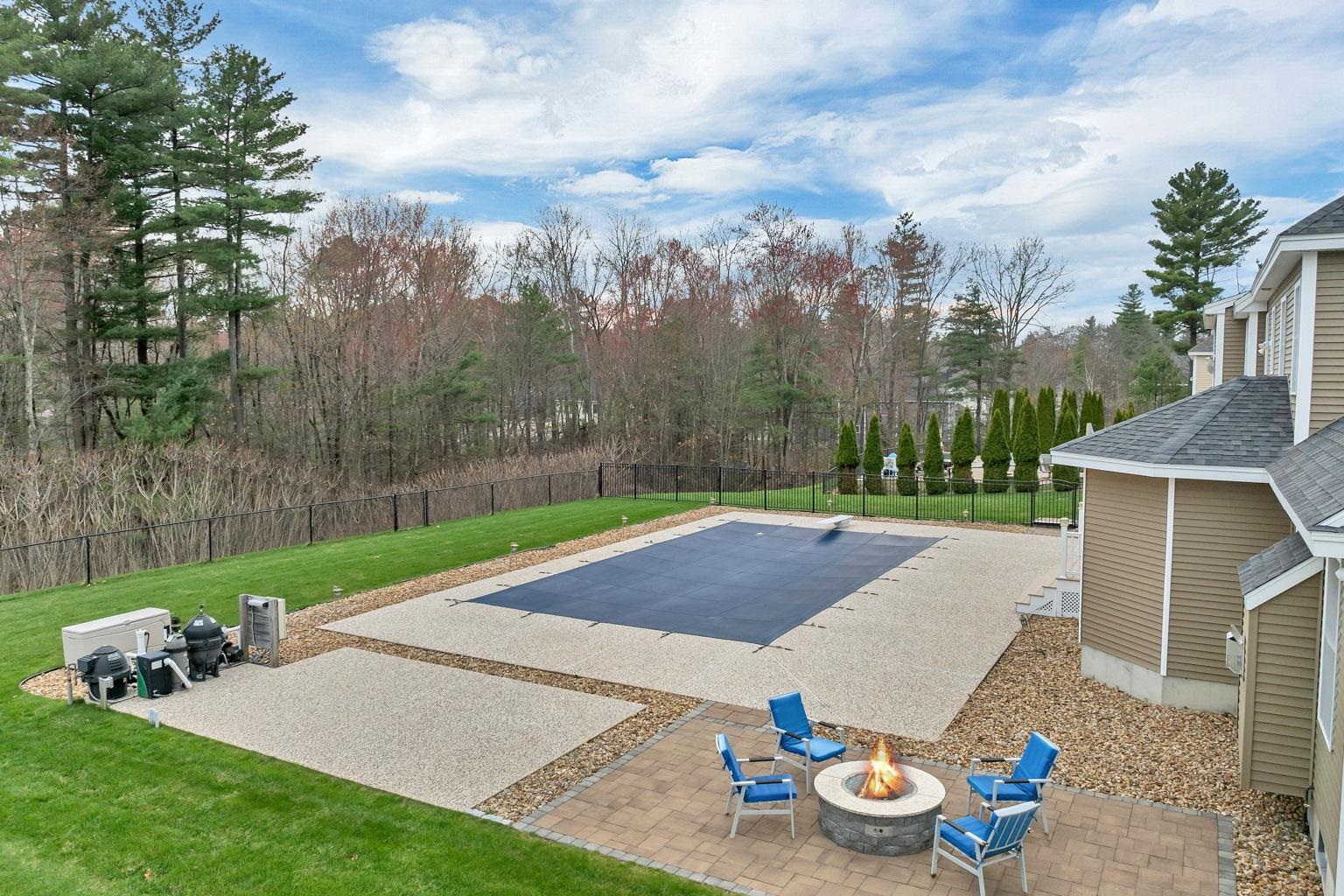 26 Lamplighter Ln, Salem, NH 03079