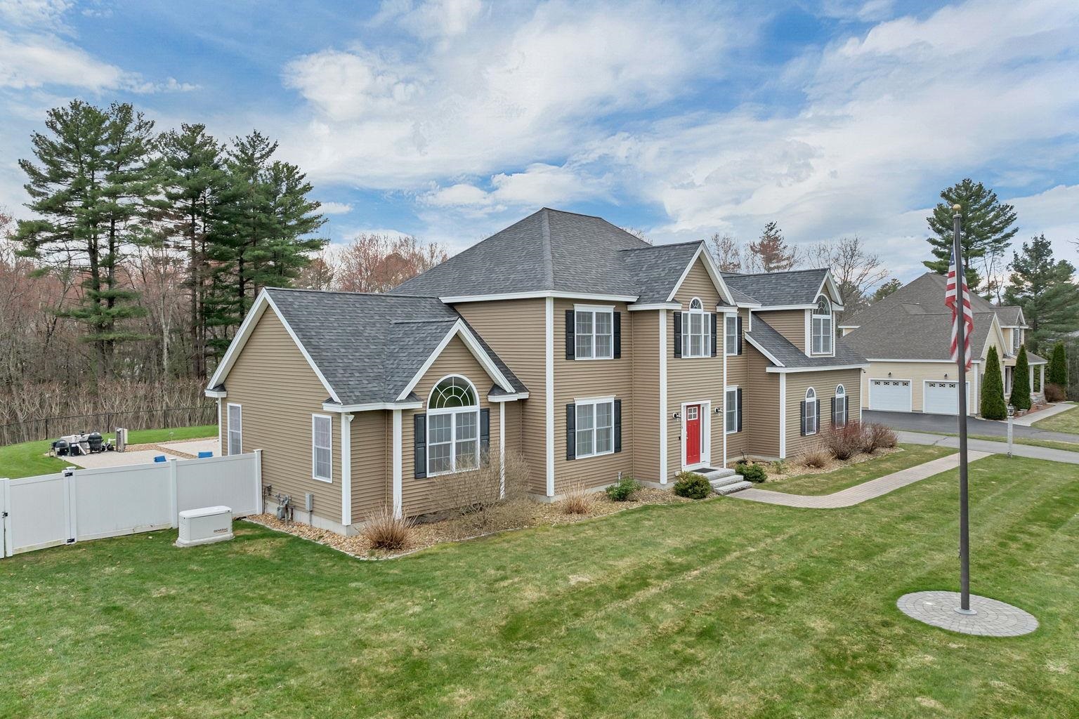 26 Lamplighter Ln, Salem, NH 03079