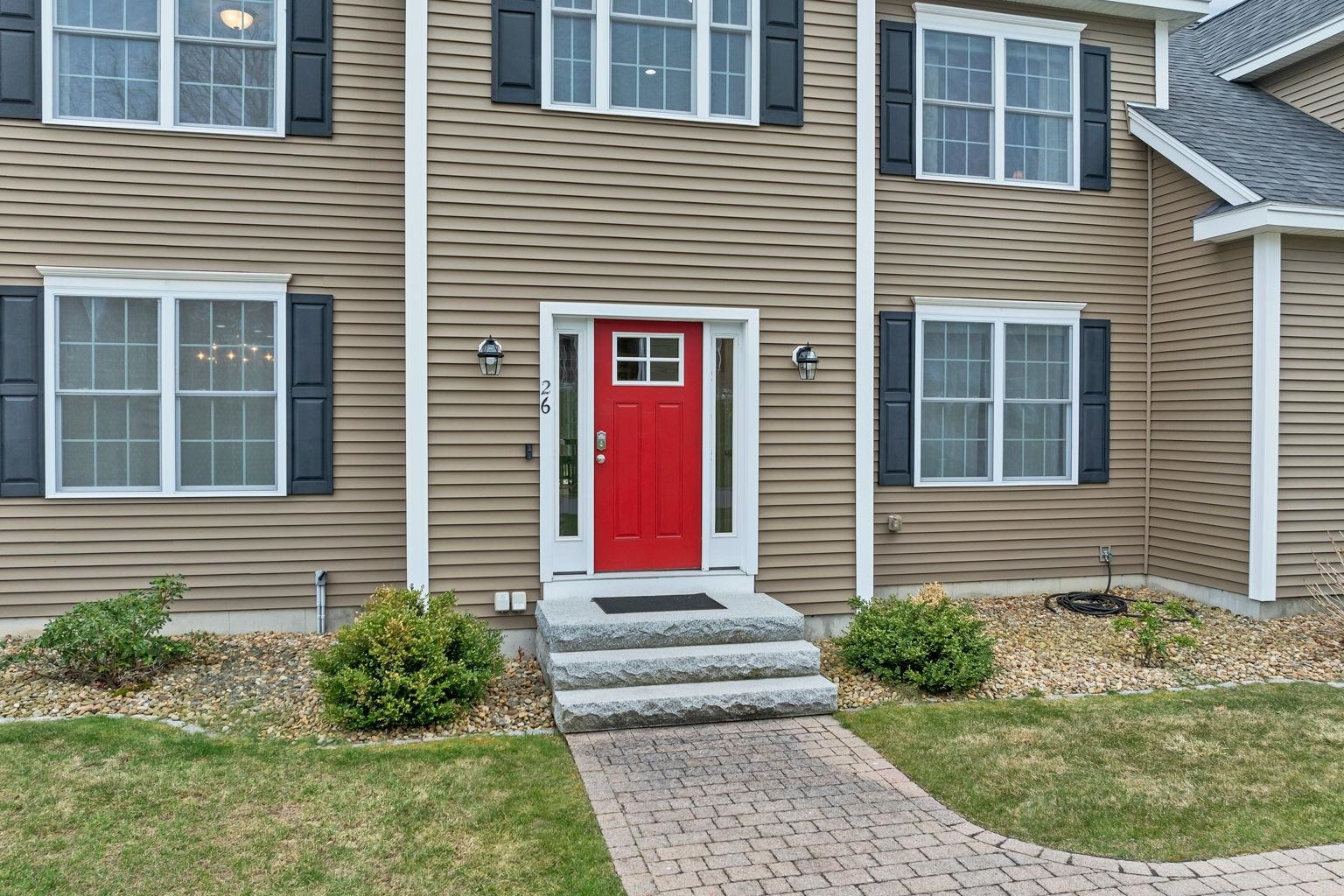 26 Lamplighter Ln, Salem, NH 03079