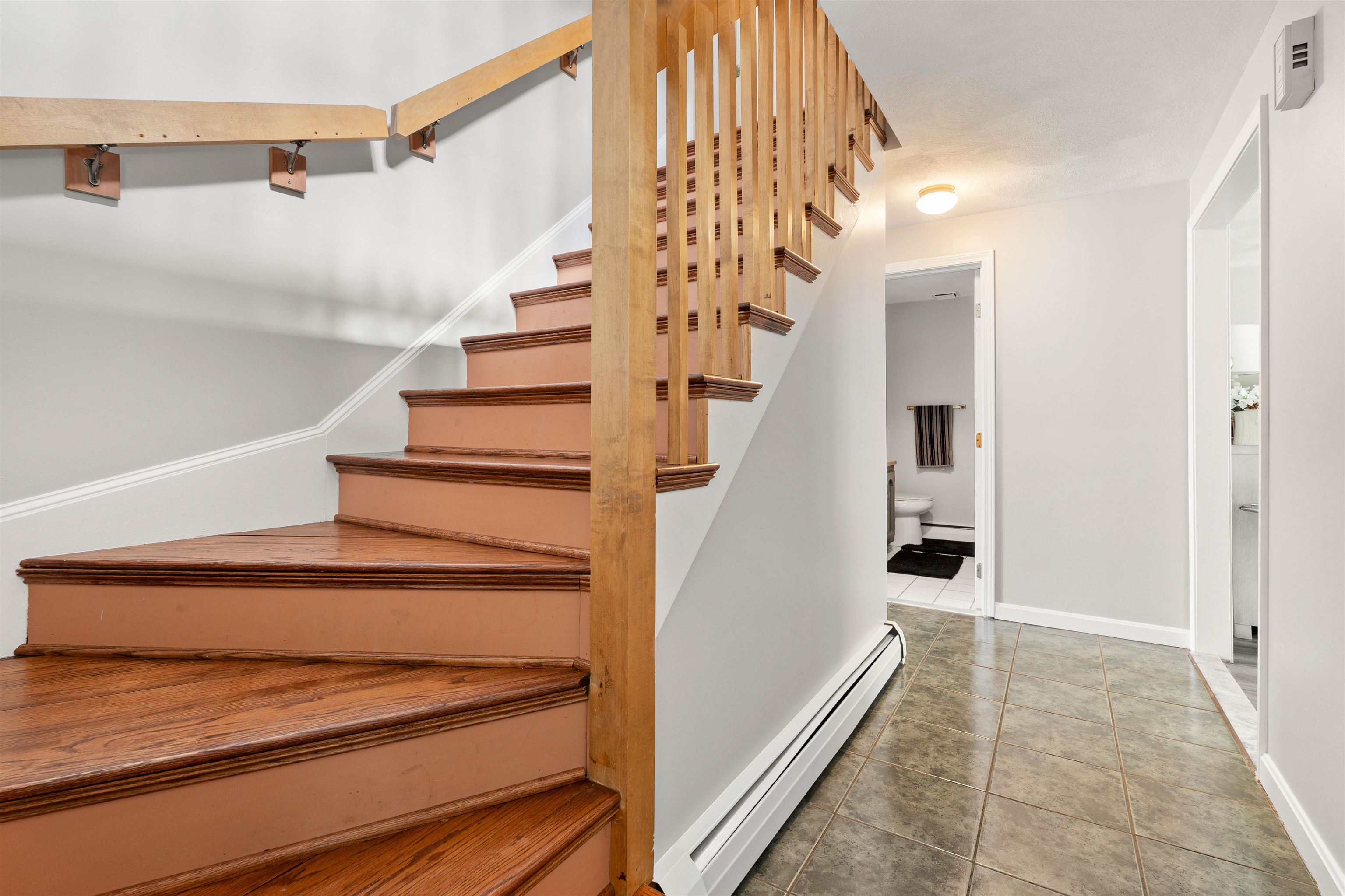 27 Reed St, Londonderry, NH 03053