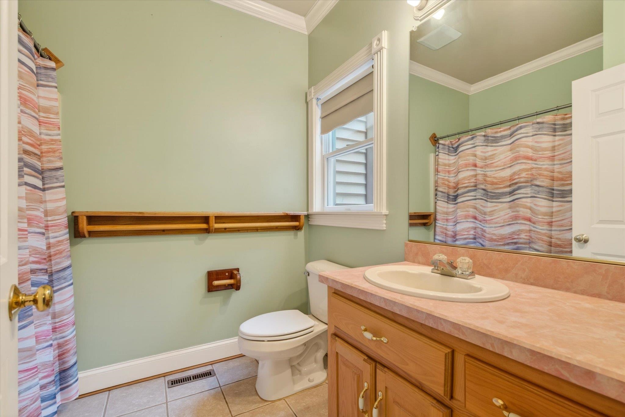 Apartment bathroom 25048444