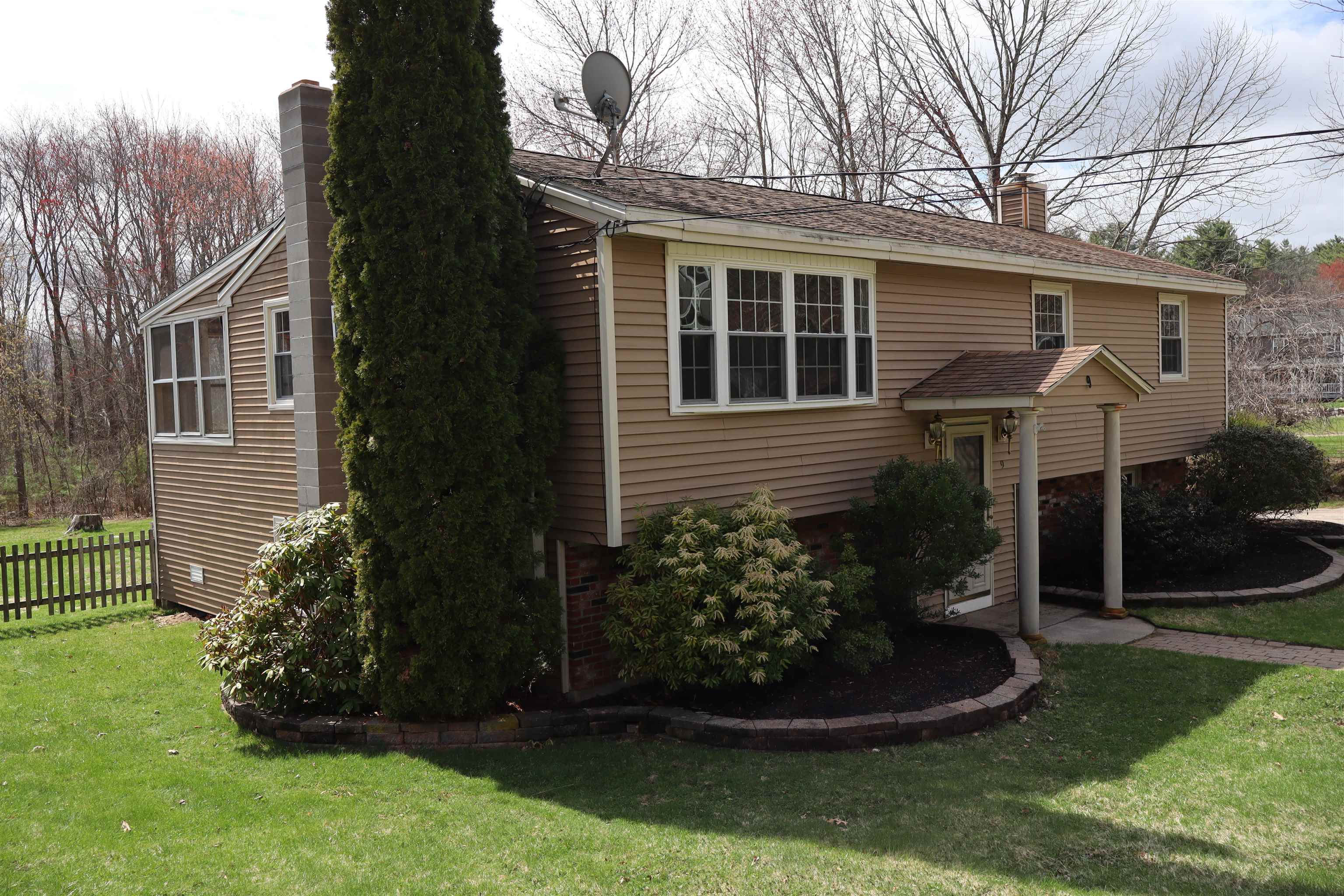 9 Whitehall Ter, Hooksett, NH 03106-1842