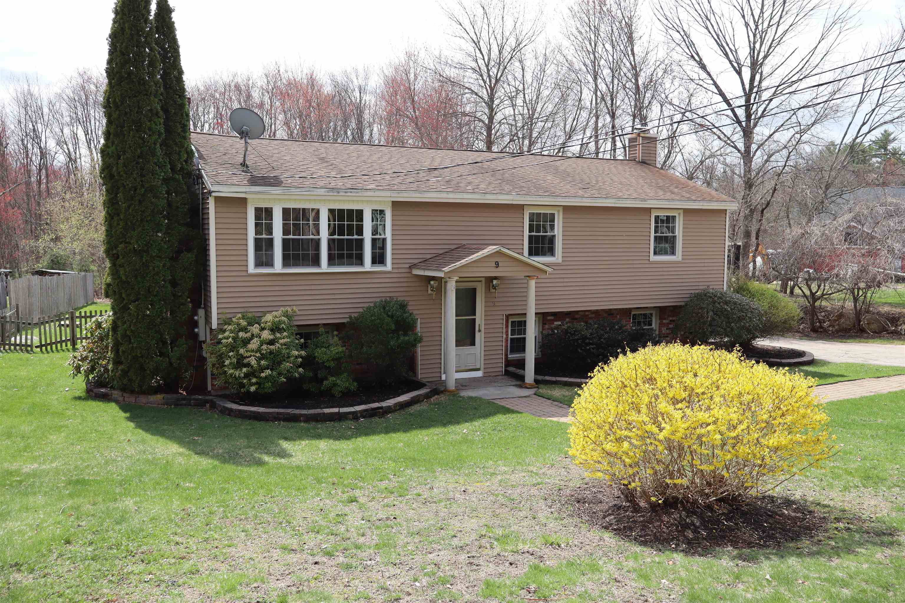 9 Whitehall Ter, Hooksett, NH 03106-1842