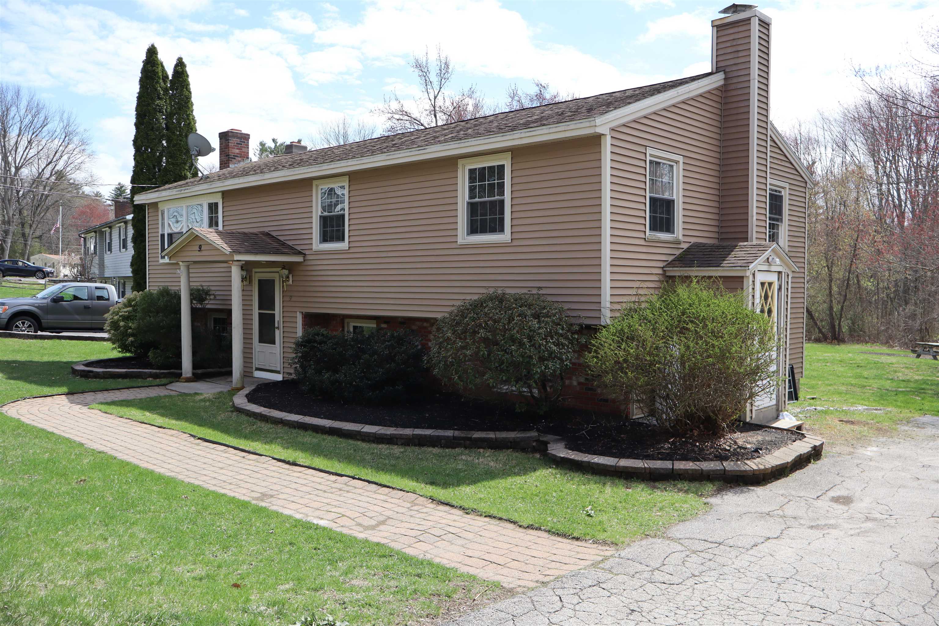 9 Whitehall Ter, Hooksett, NH 03106-1842