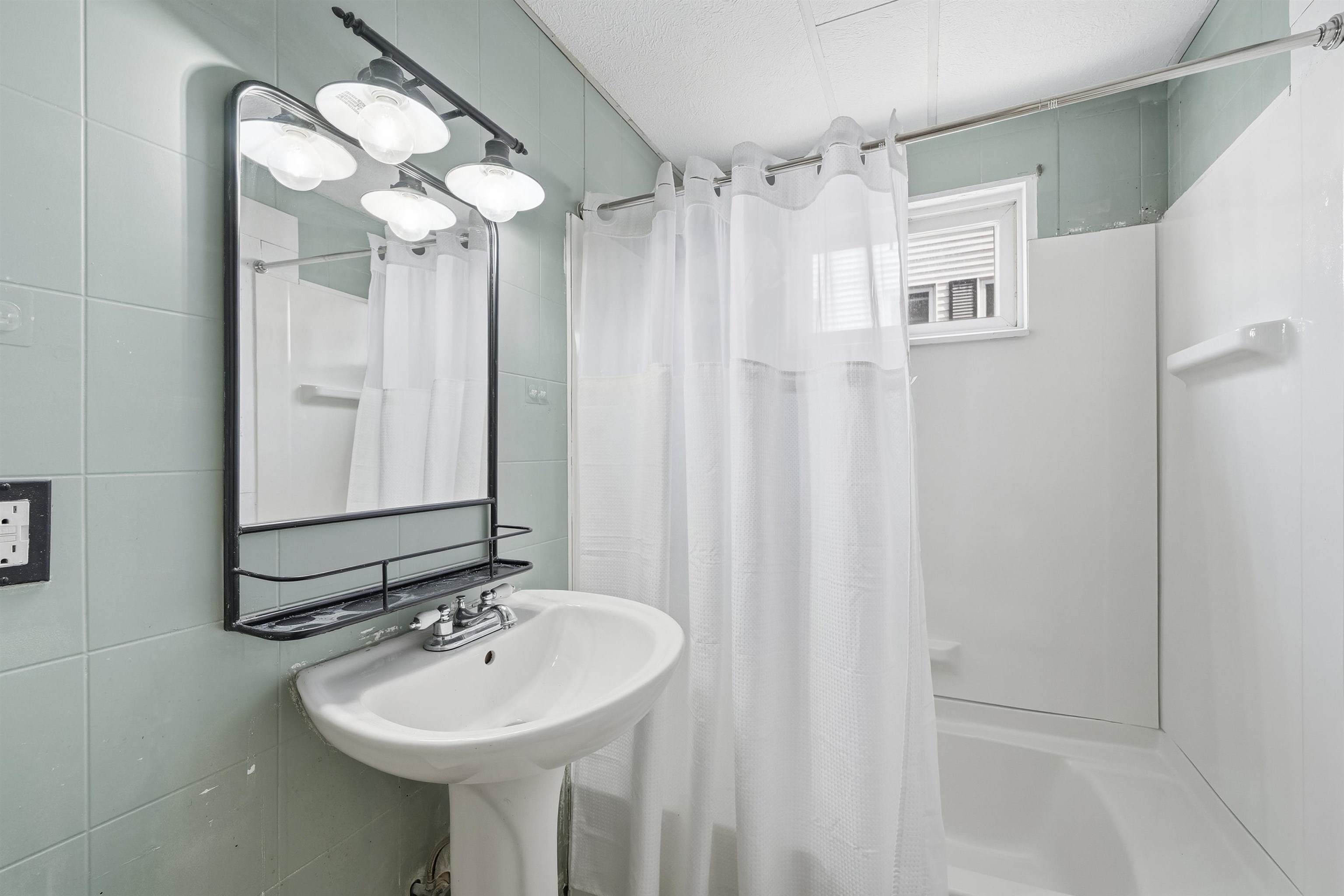 10 Lindy St, Pembroke, NH 03275