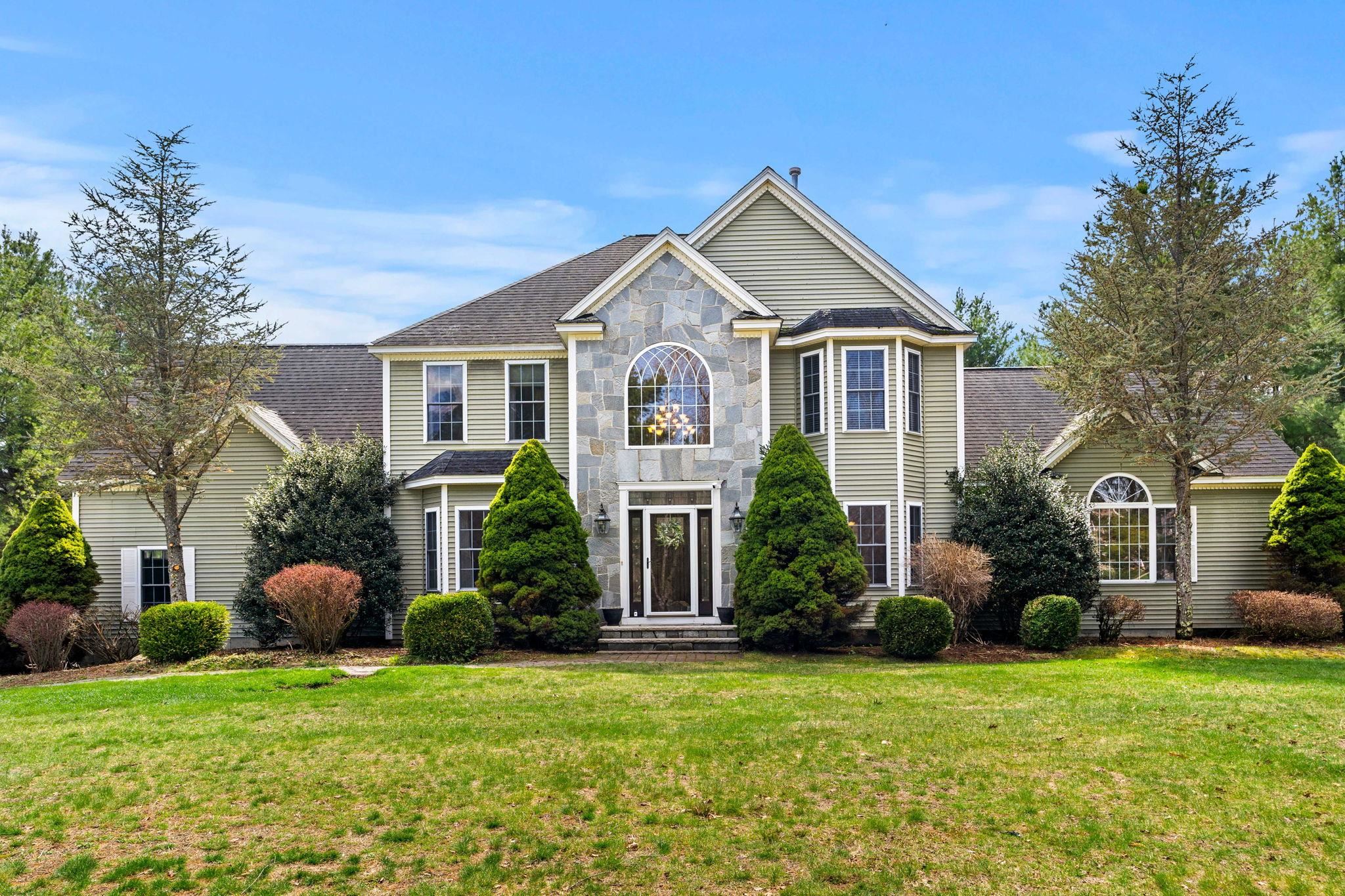 3 Surrey Ln, Salem, NH 03079