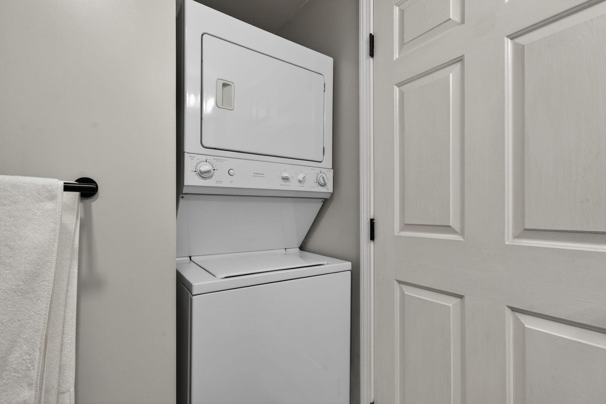 4 Crestview Cir, Londonderry, NH 03053