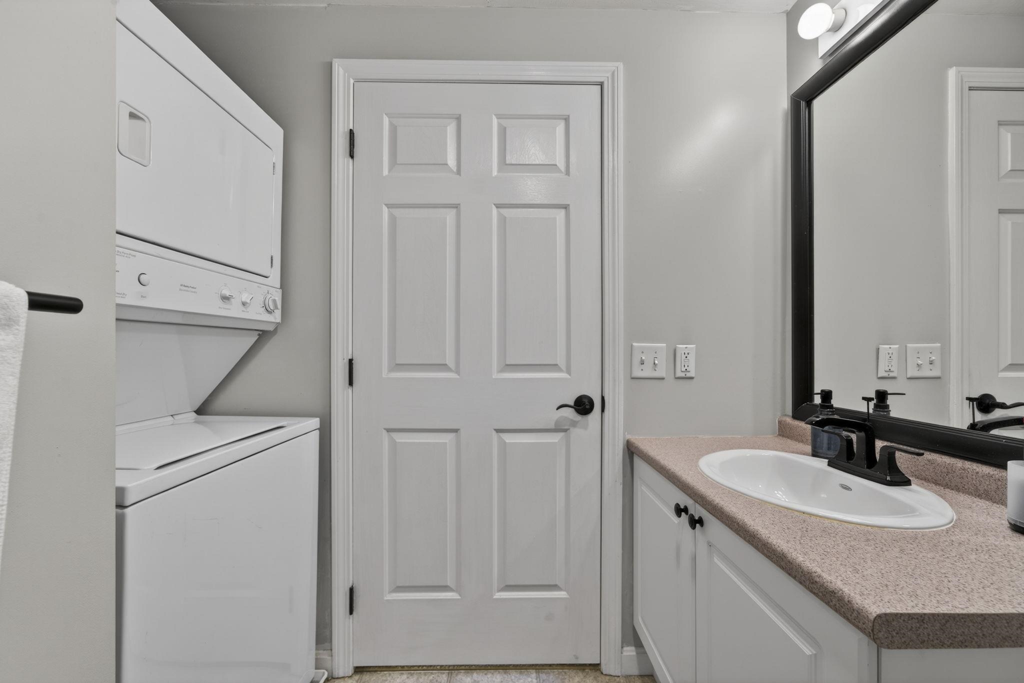 4 Crestview Cir, Londonderry, NH 03053