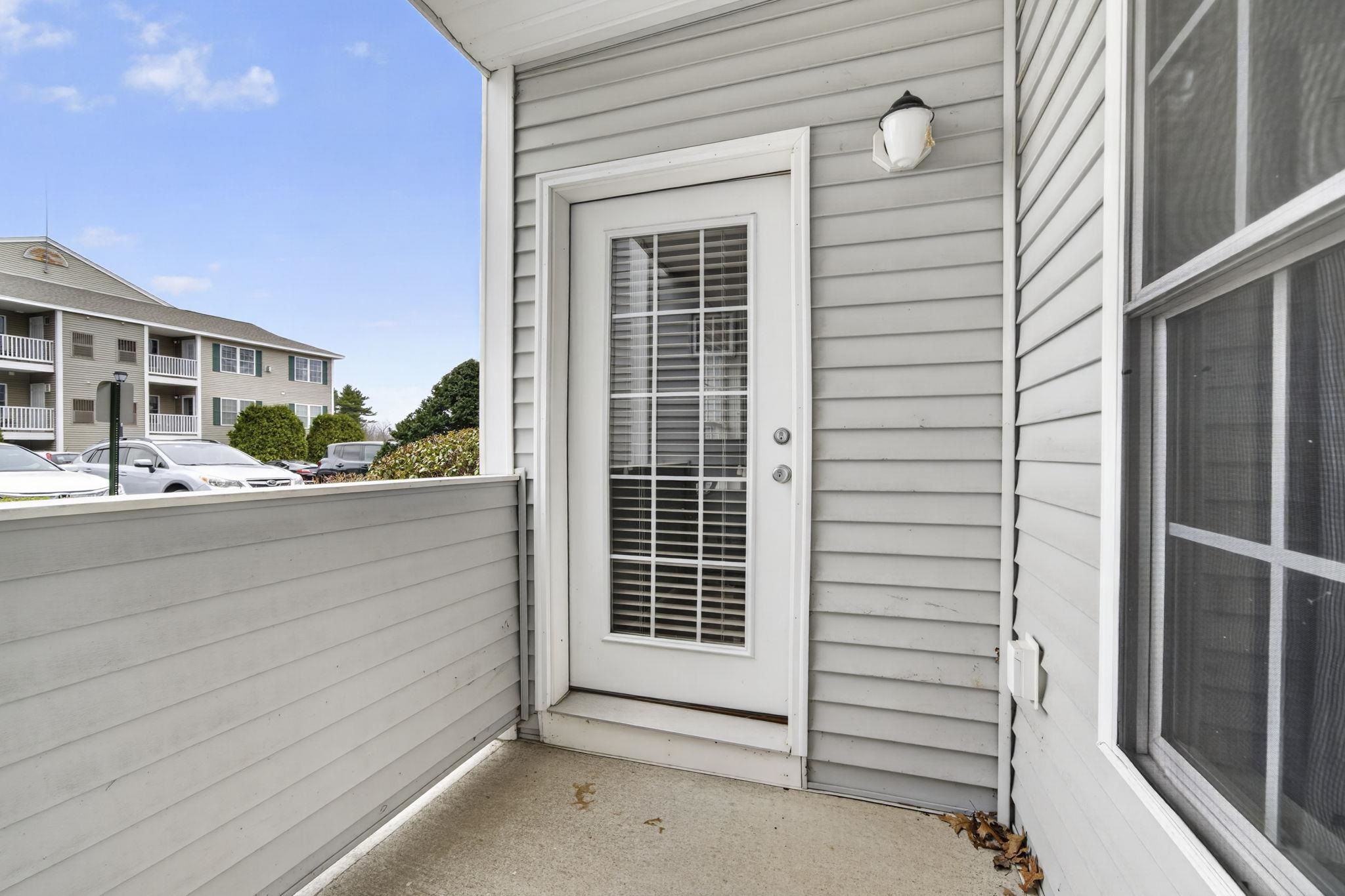 4 Crestview Cir, Londonderry, NH 03053