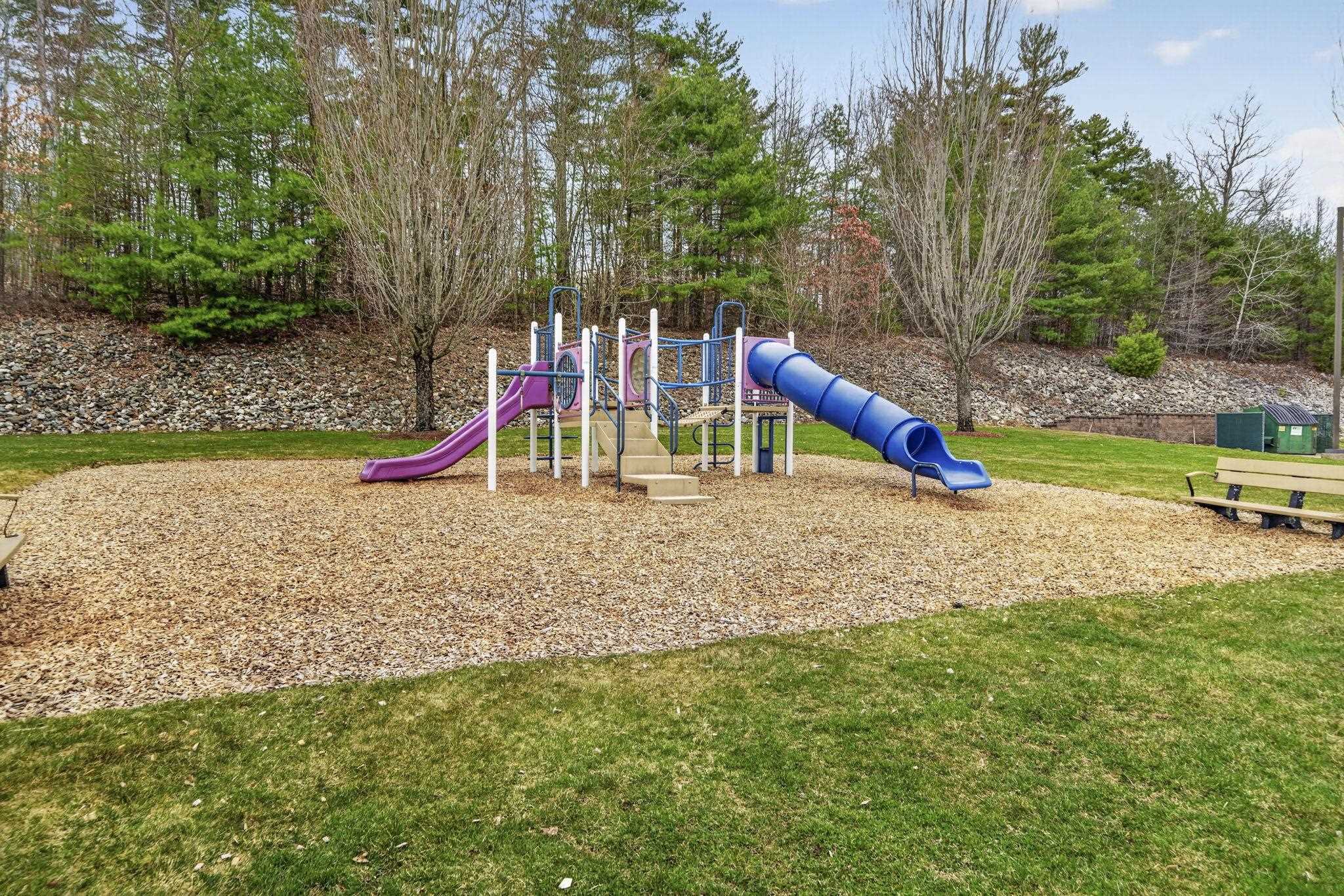 4 Crestview Cir, Londonderry, NH 03053