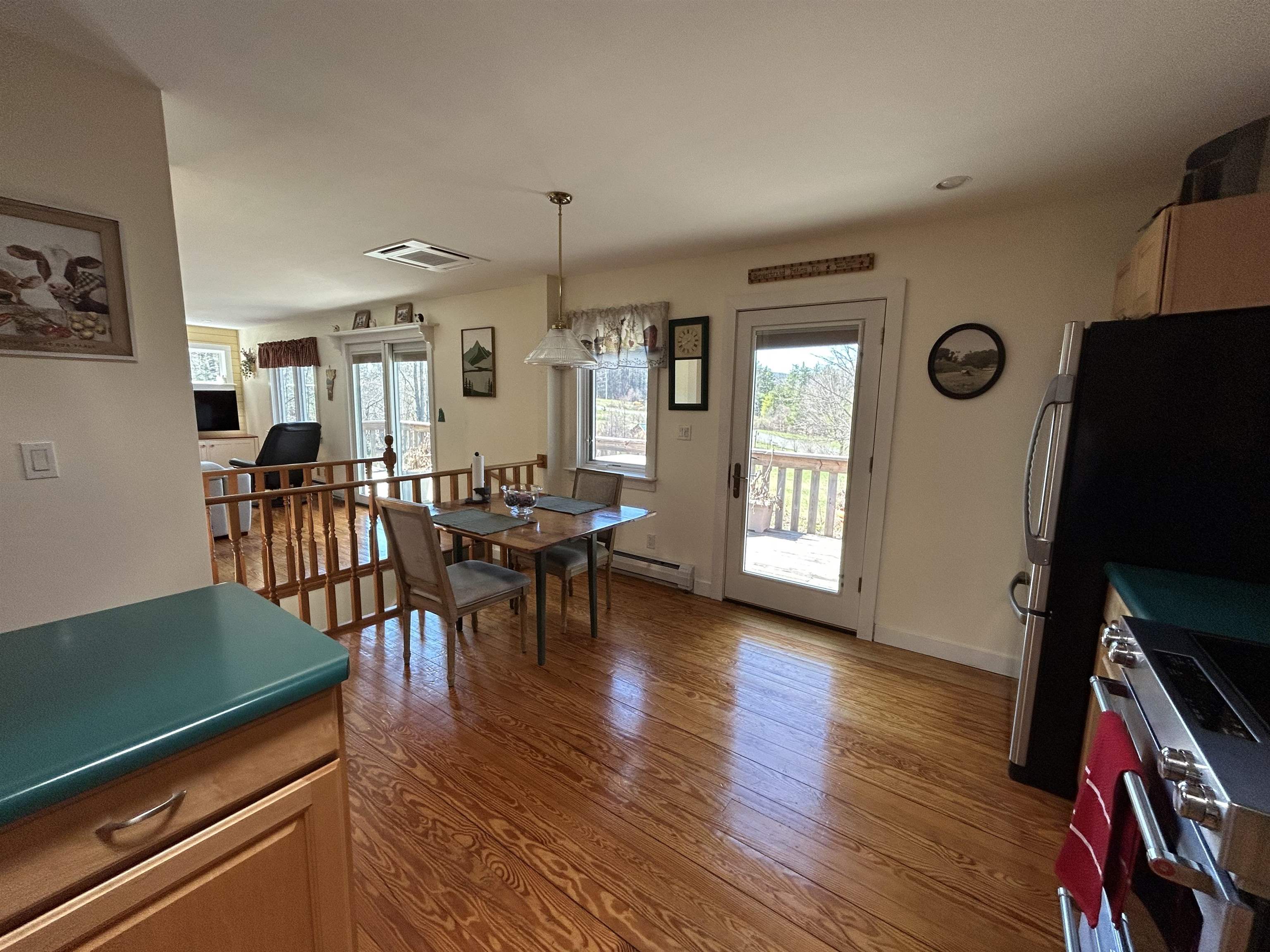 Eat-in kitchen. 25053070