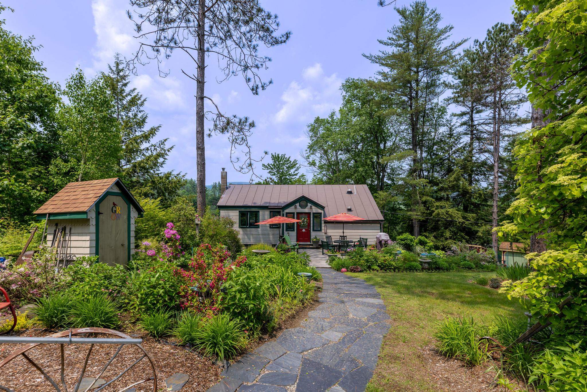 Perennial gardens, pond, large garden space. 25029753