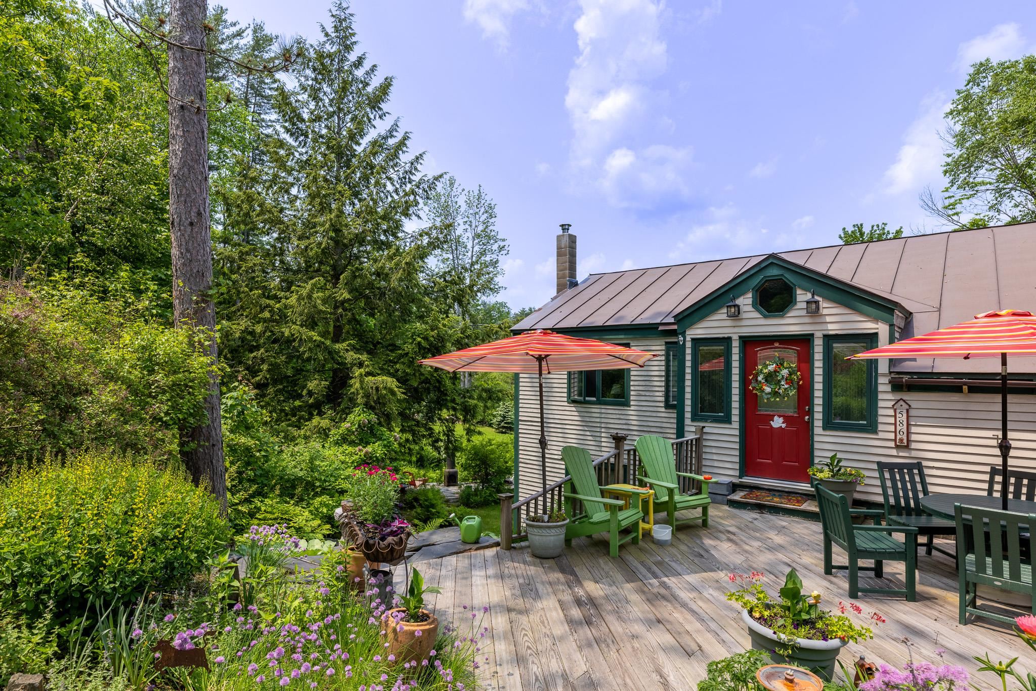 Inviting front entry deck. 25029754