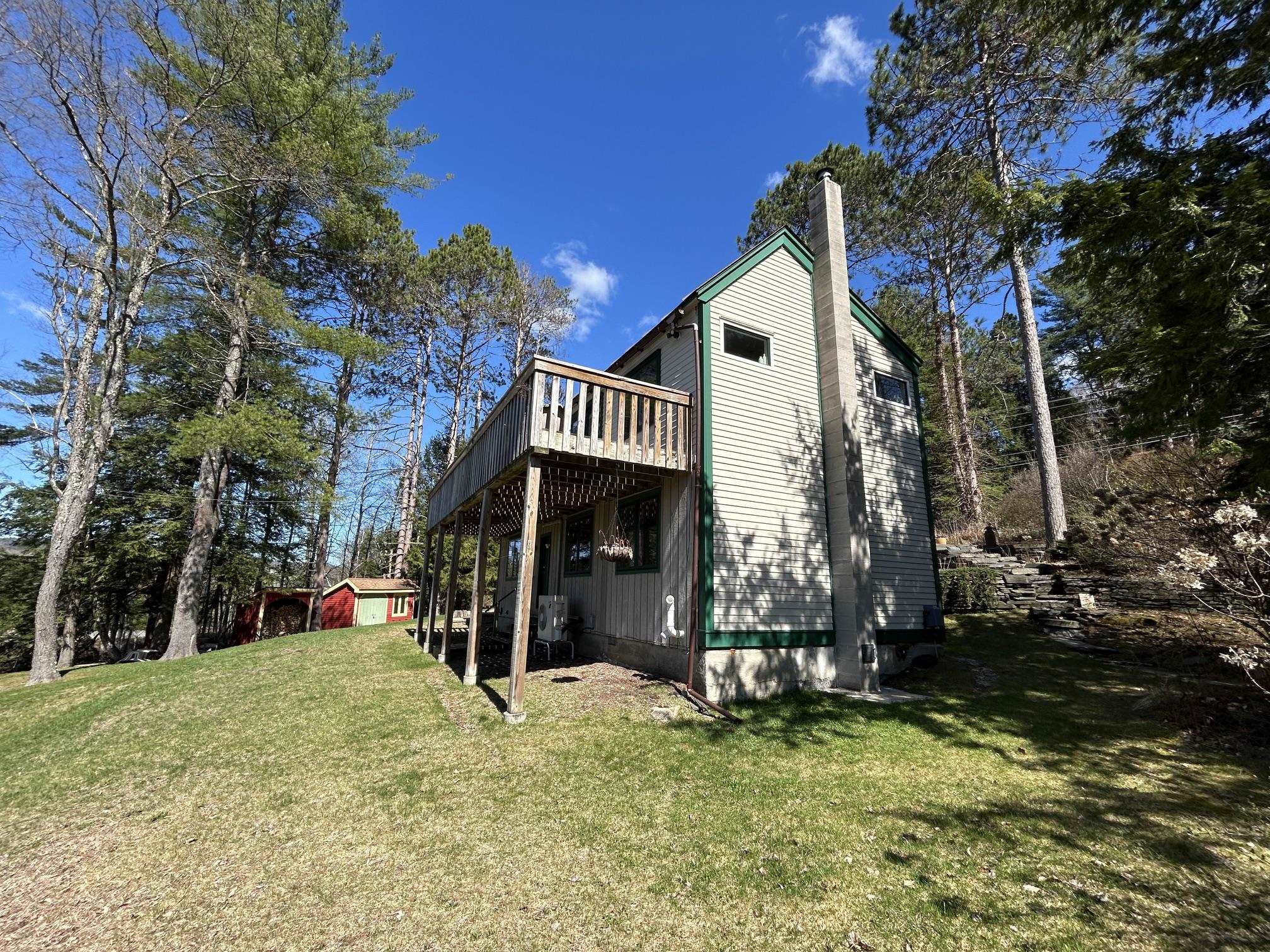 Side of house. 25053184