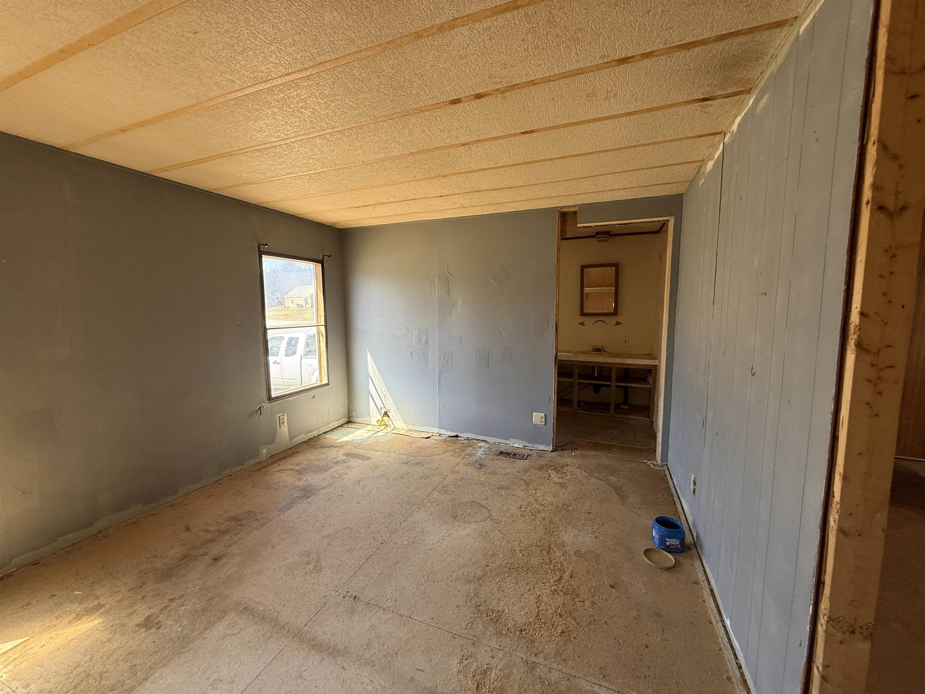 8 Spring Brook Rd, Newport, NH 03773