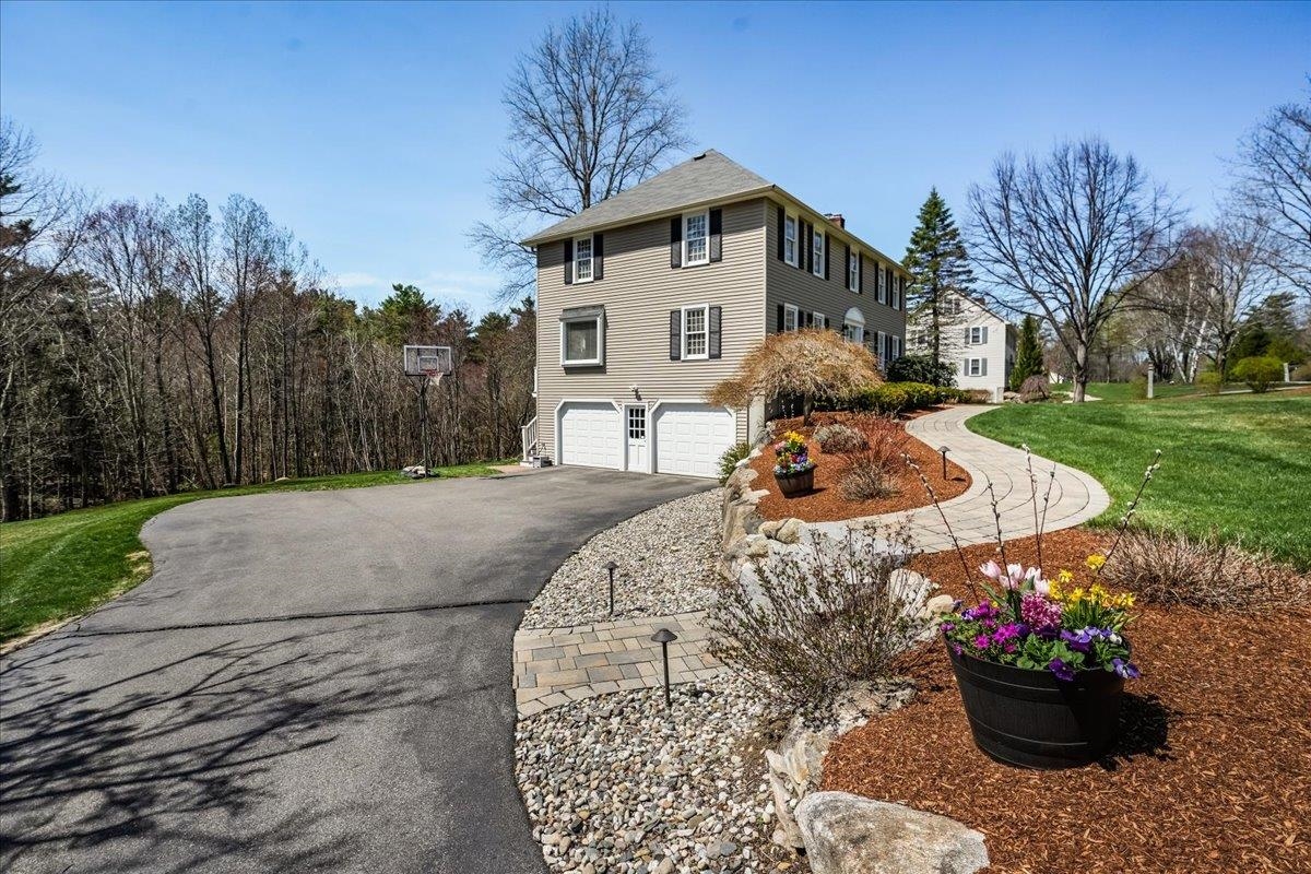 5 Nutfield Dr, Londonderry, NH 03053