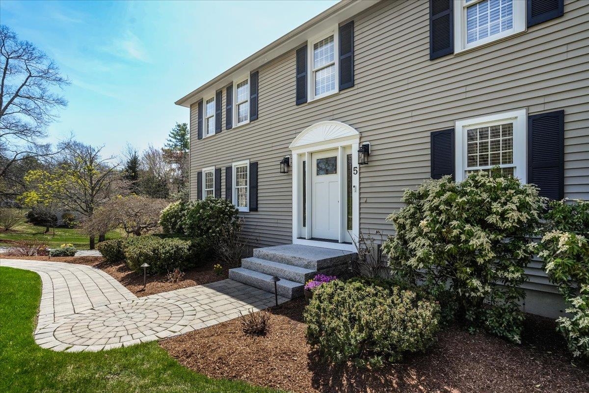 5 Nutfield Dr, Londonderry, NH 03053