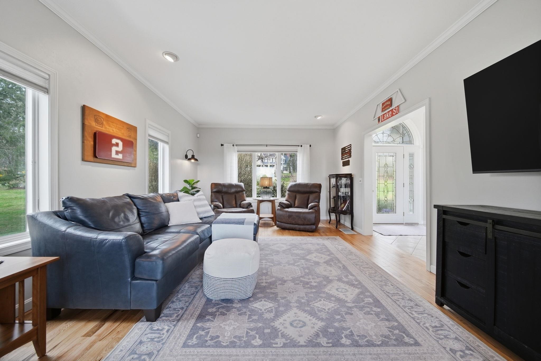 8 Ledgewood Dr, Londonderry, NH 03053