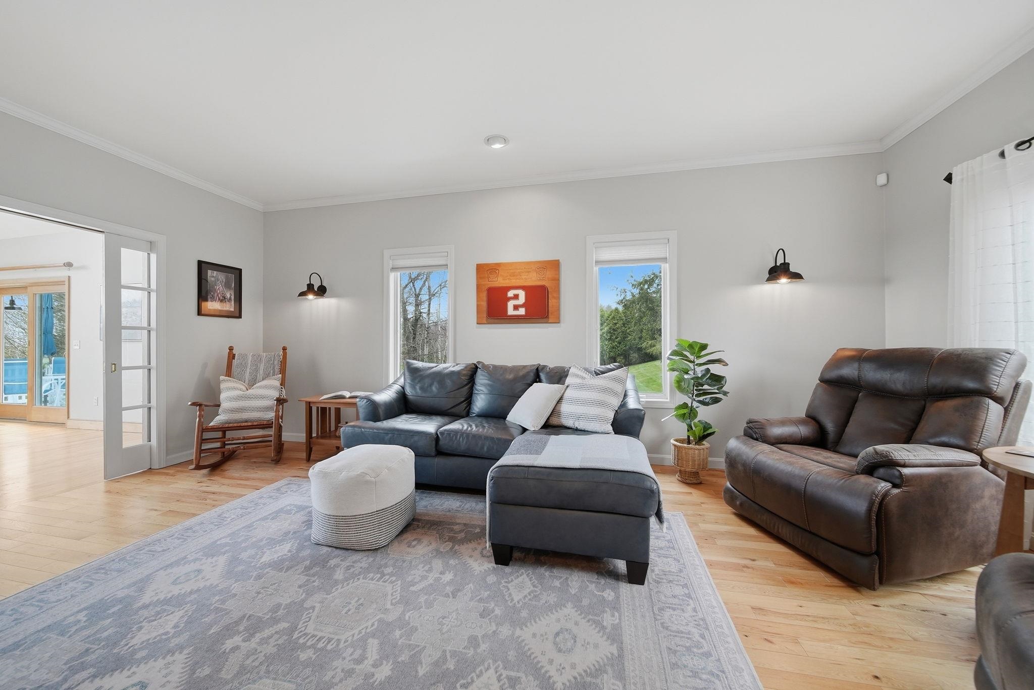 8 Ledgewood Dr, Londonderry, NH 03053